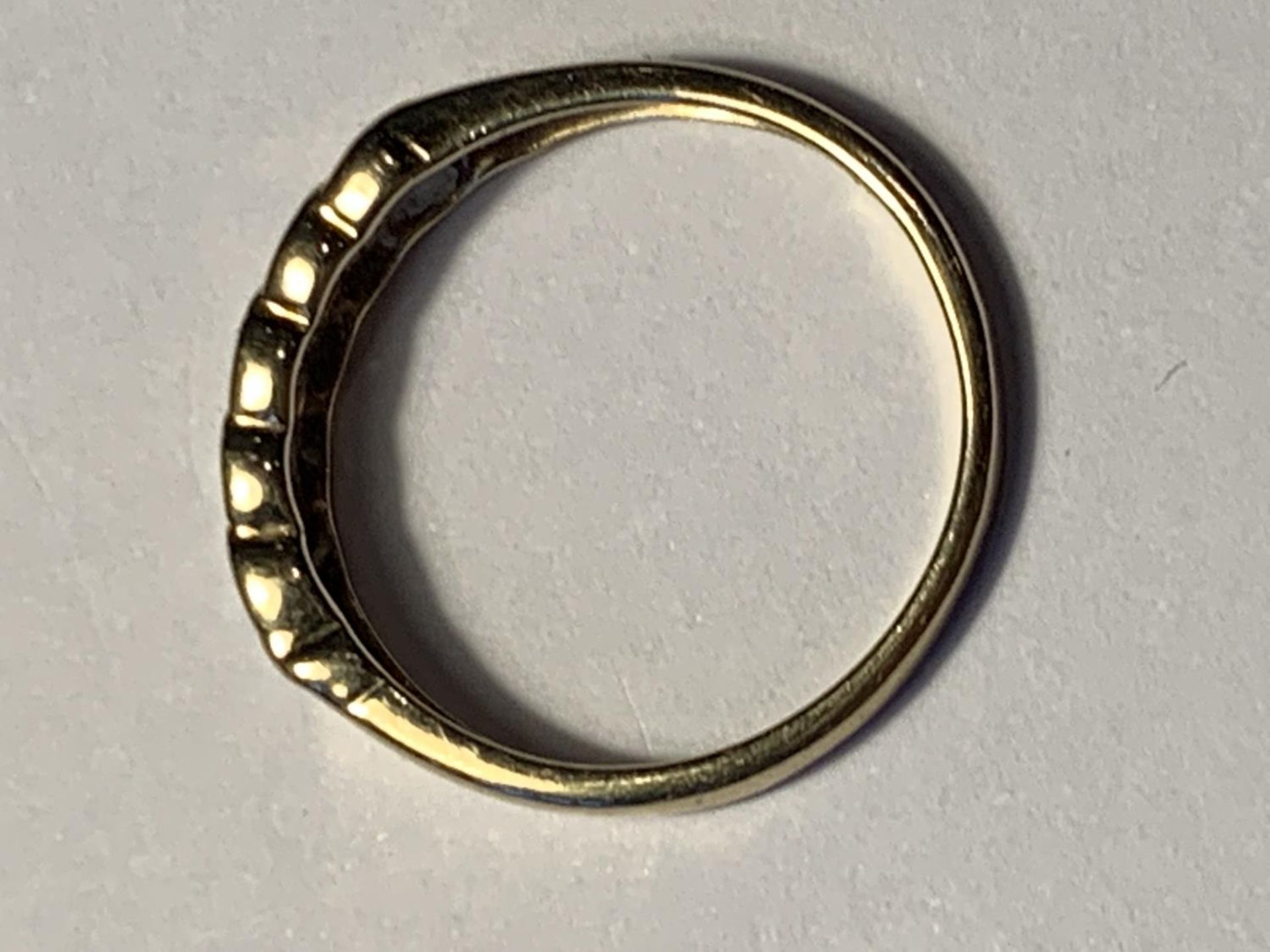 A 9 CARAT GOLD RING WITH FIVE IN LINE DIAMONDS SIZE N - Image 3 of 6