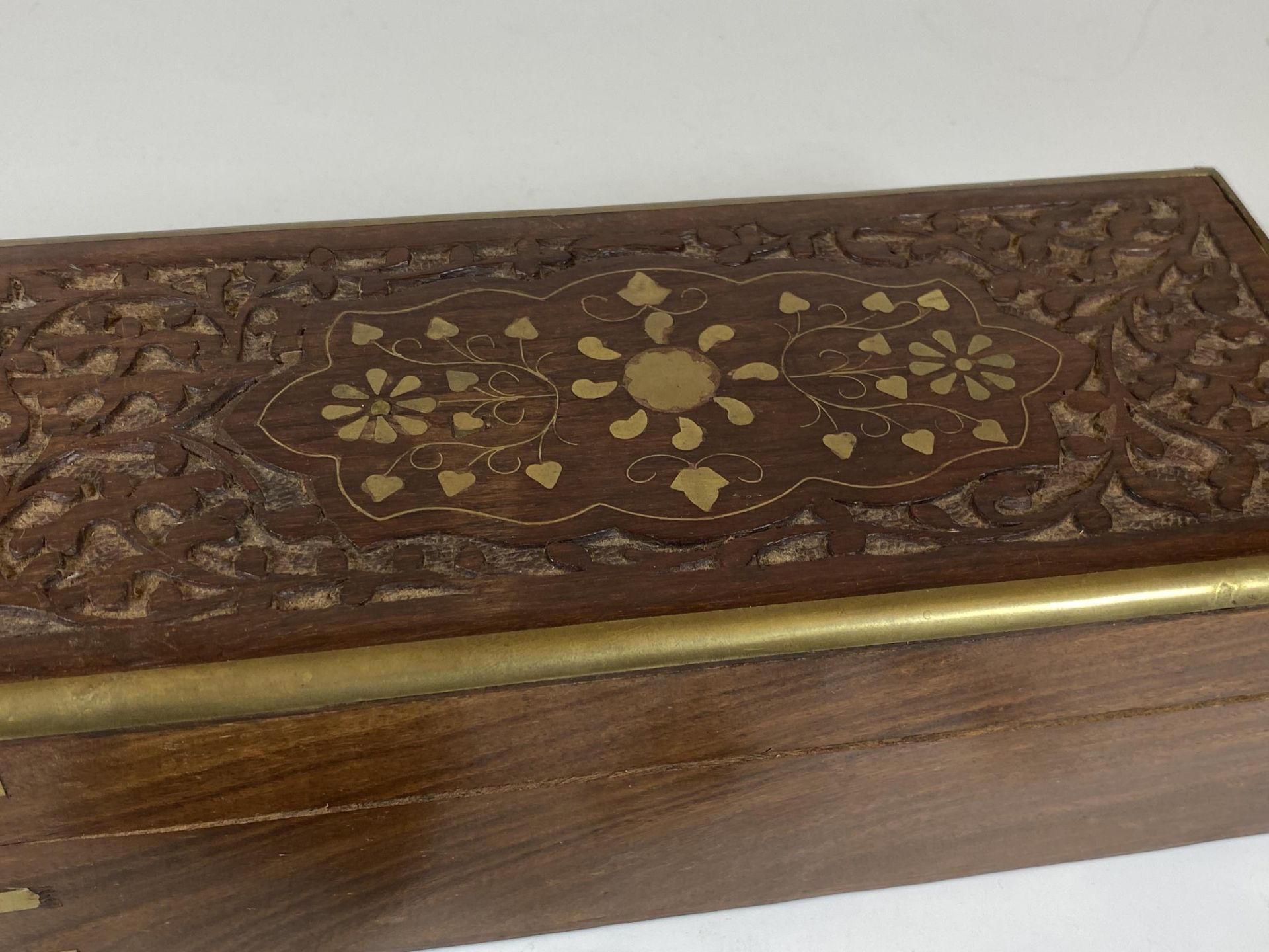 A MIXED LOT TO INCLUDE CARVED WOODEN BOX, TORTOISESHELL EFFECT BOX (A/F), HALLMARKED SILVER SMOKY - Image 2 of 6