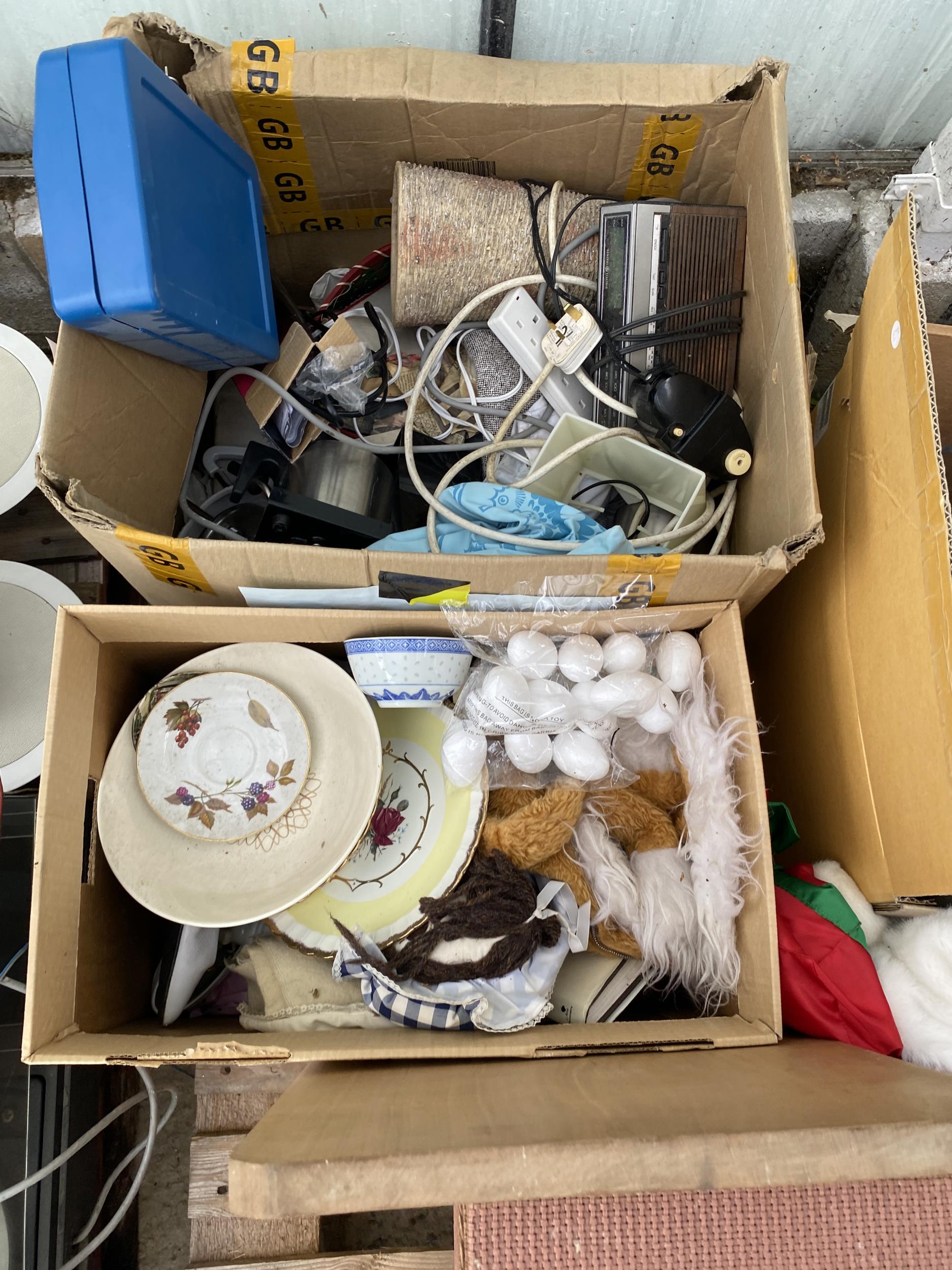 AN ASSORTMENT OF HOUSEHOLD CLEARANCE ITEMS TO INCLUDE CERMAICS AND CLOCKS ETC - Image 2 of 5