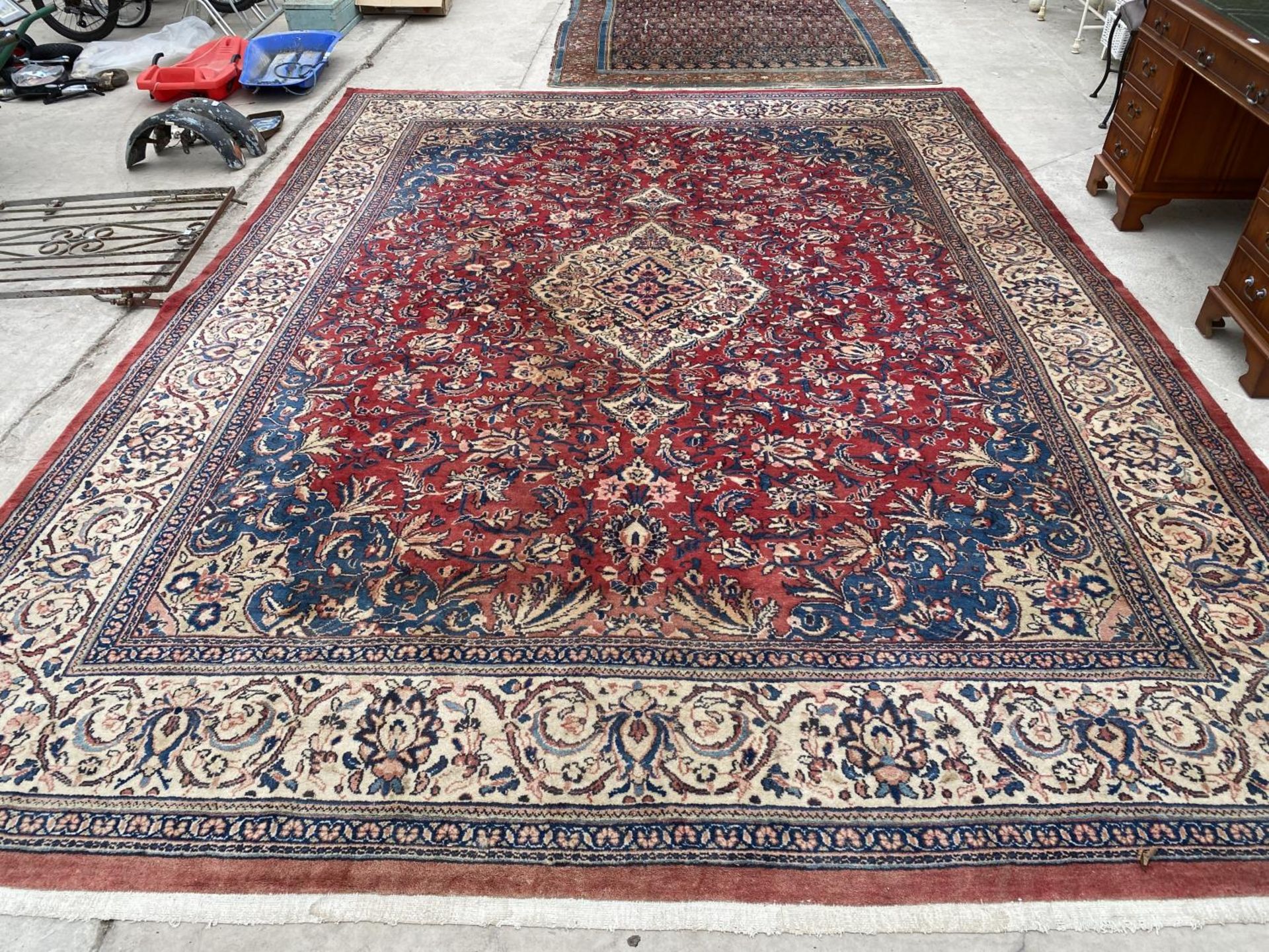 A LARGE RED PATTTERNED RUG (L:440CM)(W:320CM) - Image 2 of 6