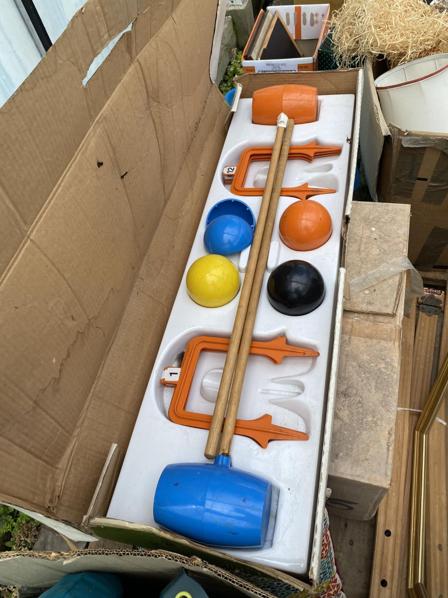 AN ASSORTMENT OF HOUSEHOLD CLEARANCE ITEMS TO INCLUDE A FISH TANK AND SPORTS EQUIPMENT ETC - Image 4 of 4
