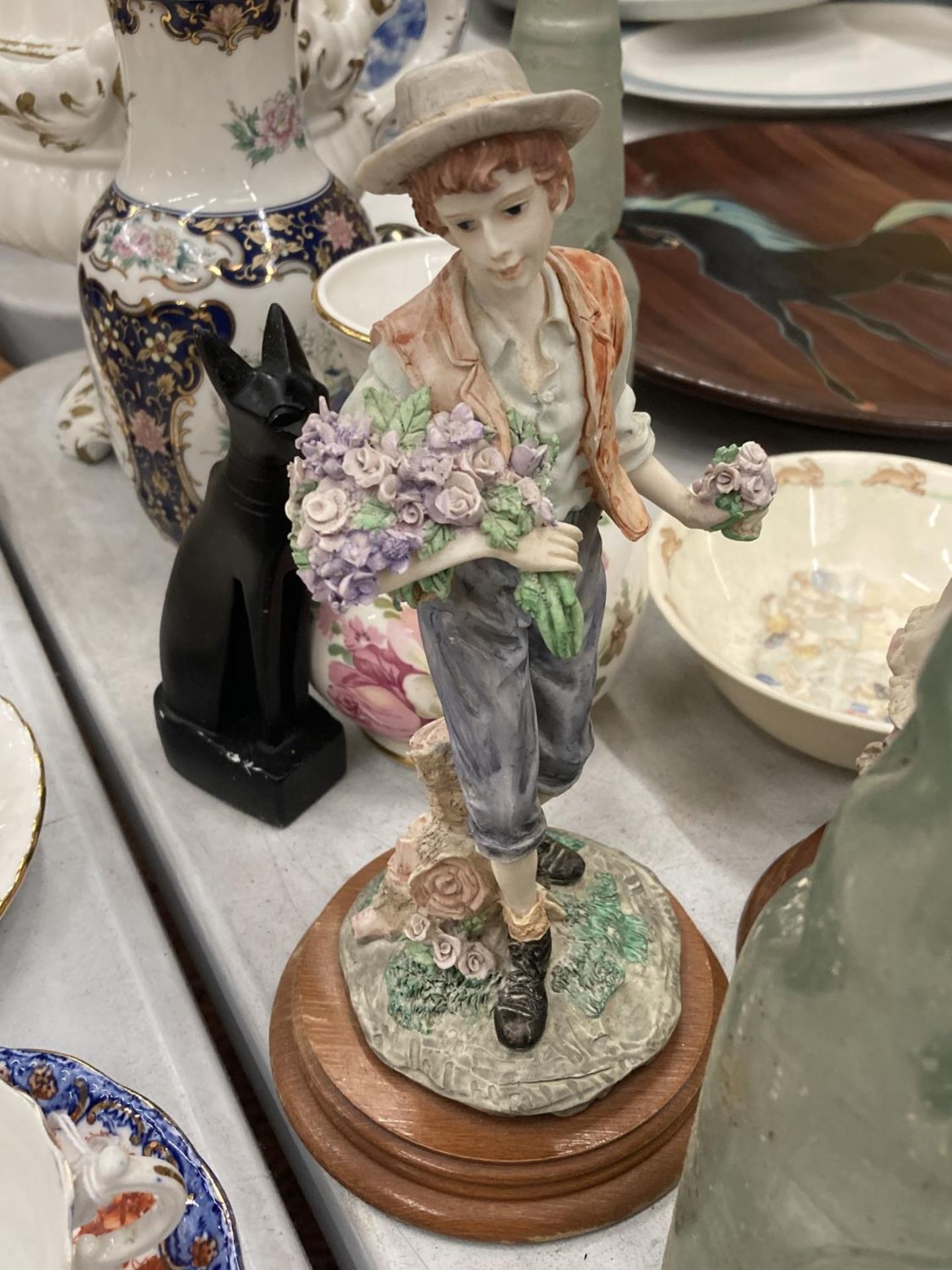 A QUANTITY OF CERAMIC ITEMS TO INCLUDE LEONARDO COUNTRY FOLK, LIMOGES TRINKET BOX, VINTAGE BOTTLES - Image 4 of 6