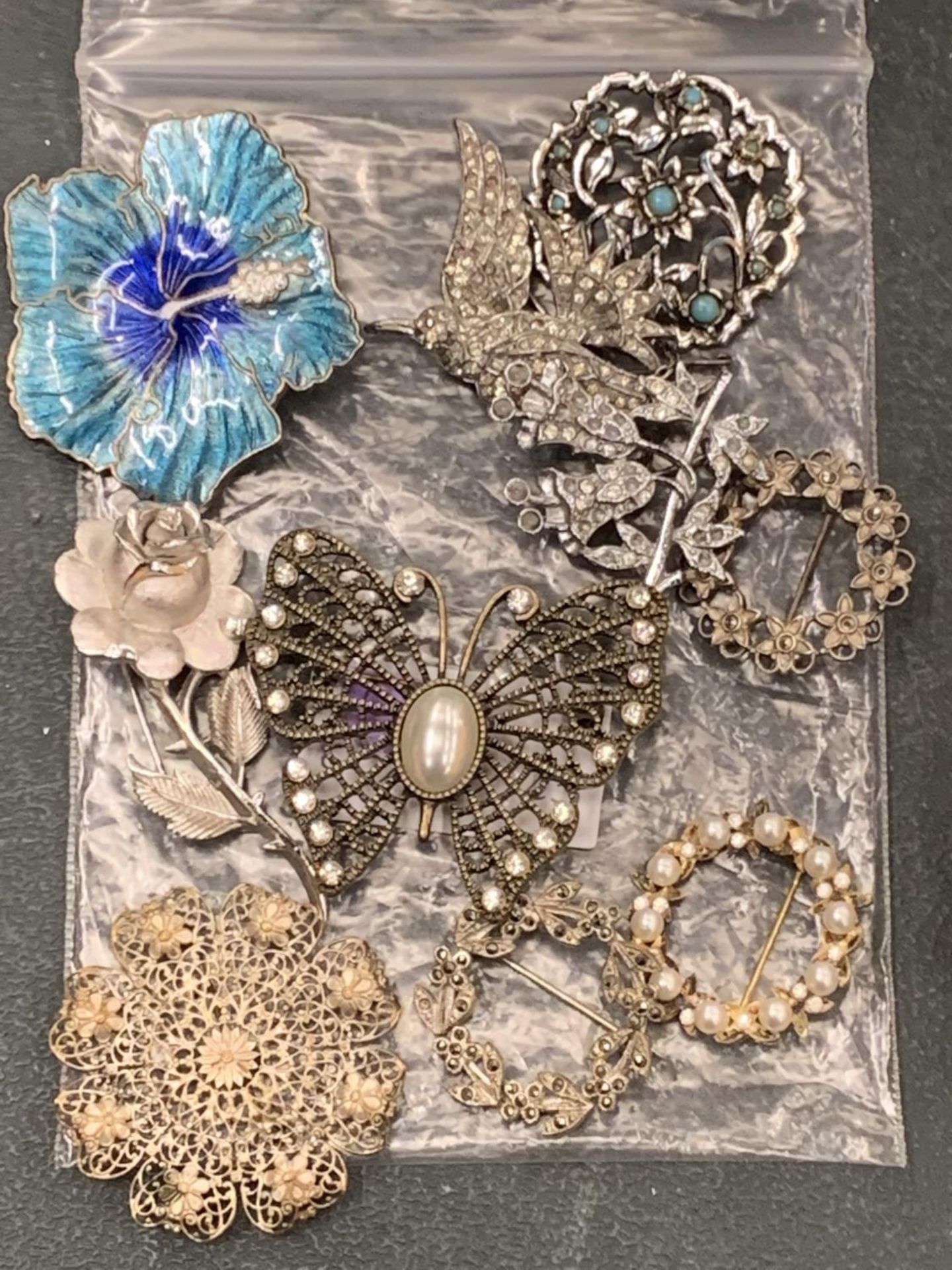 TEN VARIOUS DECORATIVE BROOCHES