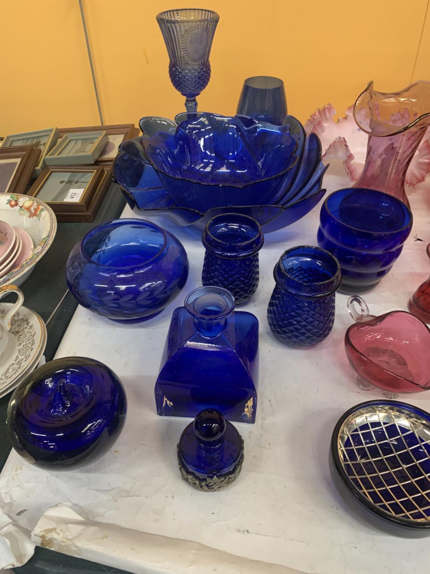 A LARGE QUANTITY OF VINTAGE CRANBERRY AND BLUE GLASS TO INCLUDE BOWLS, VASES, JUGS, ETC - Image 3 of 4