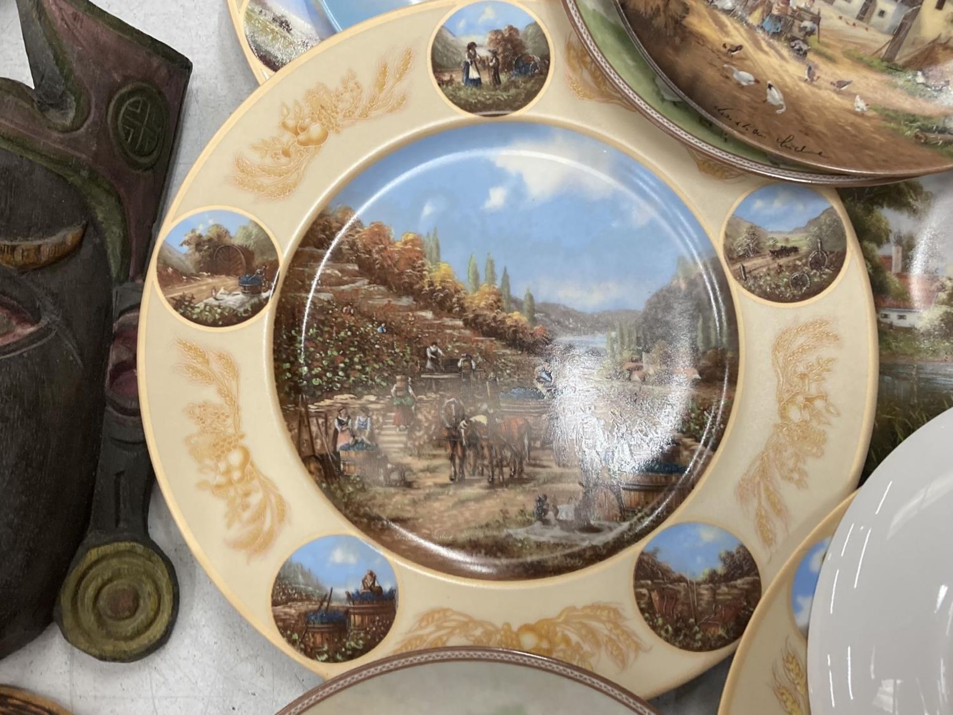 A LARGE QUANTITY OF CABINET/WALL PLATES TO INCLUDE RURAL SCENES - Bild 4 aus 5