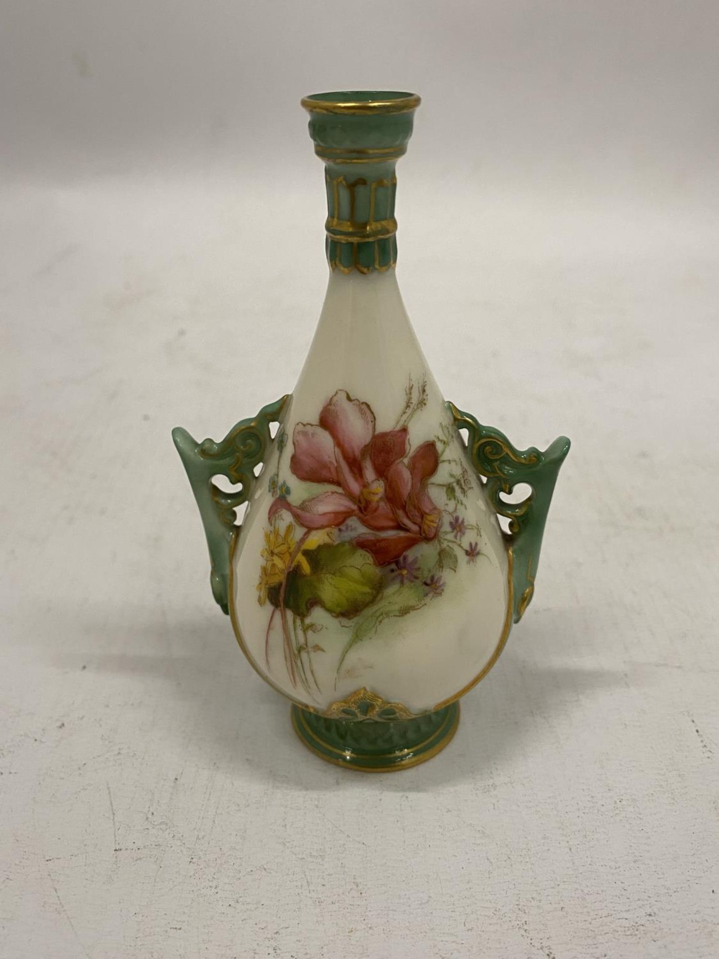 A ROYAL WORCESTER HAND PAINTED BUD VASE HEIGHT 11.5CM - Image 3 of 4