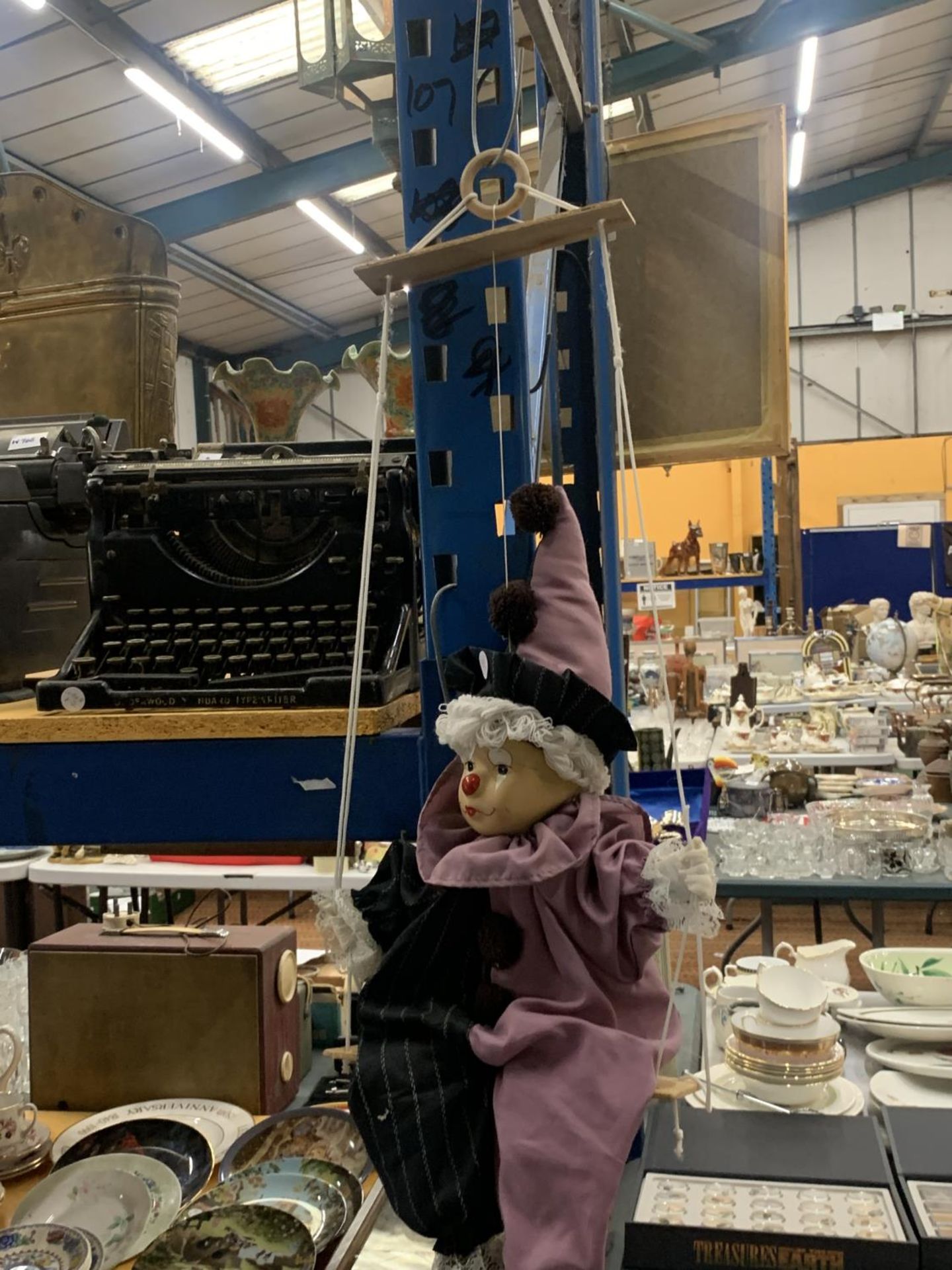 A CLOWN ON A SWING PUPPET - Image 2 of 4