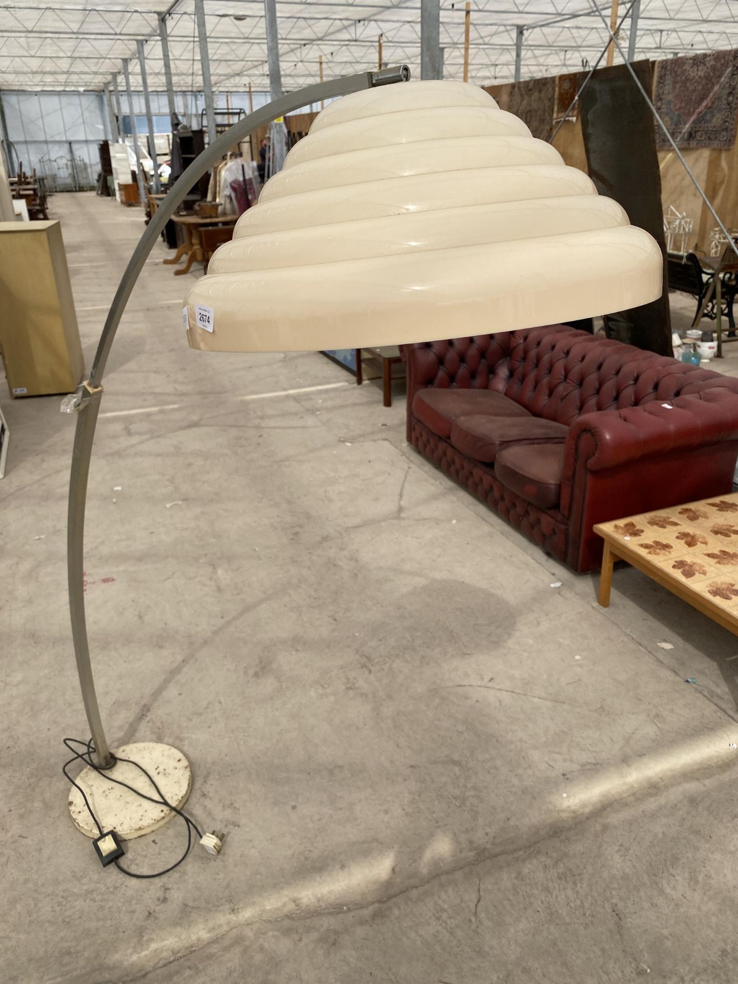A RETRO ADJUSTABLE FLOOR LAMP ON CAST METAL BASE COMPLETE WITH 19.5" DIAMETER PLASTIC SHADE - Image 2 of 5