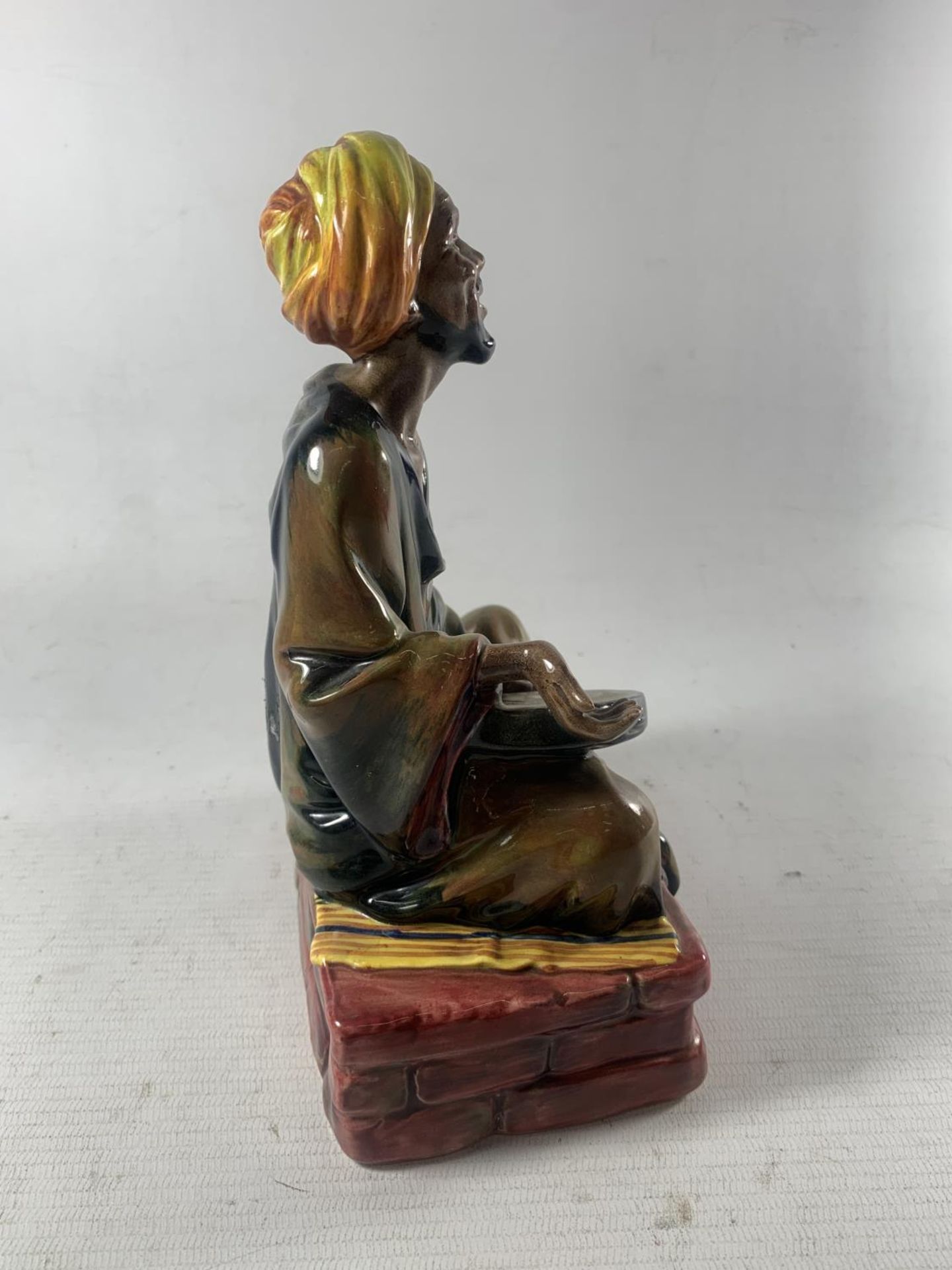 A ROYAL DOULTON FIGURINE MENDICANT HN 1365 - Image 3 of 5