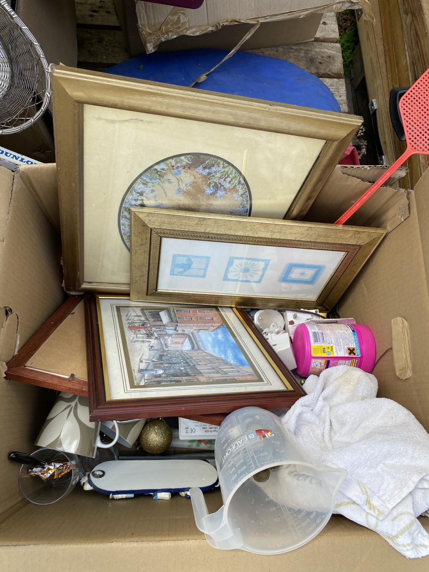 AN ASSORTMENT OF HOUSEHOLD CLEARANCE ITEMS TO INCLUDE CERAMICS AND GLASS WARE ETC - Image 5 of 9