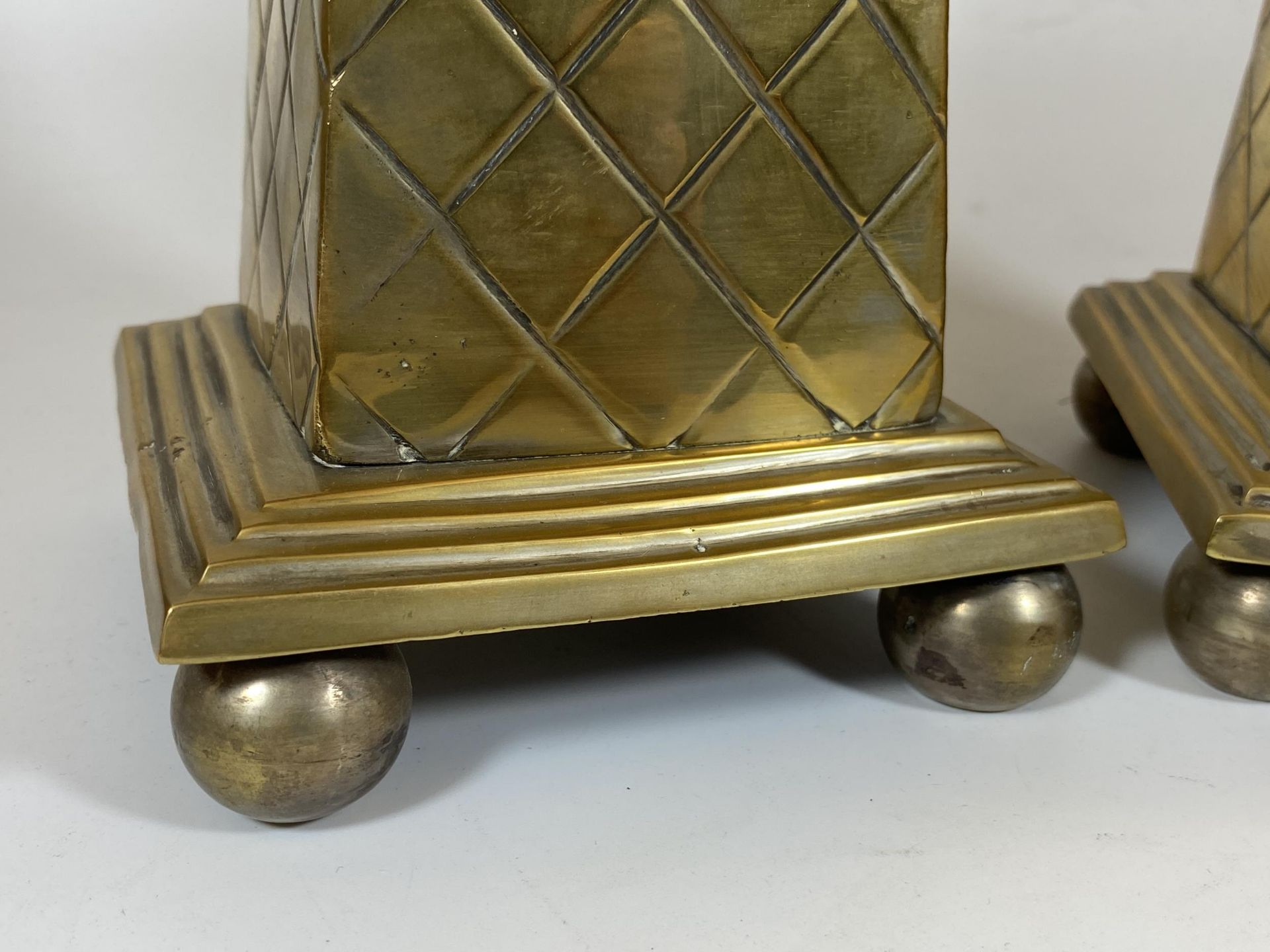 A PAIR OF HEAVY SOLID BRASS TALL OBELISK COLUMNS, HEIGHT 44CM - Image 2 of 6