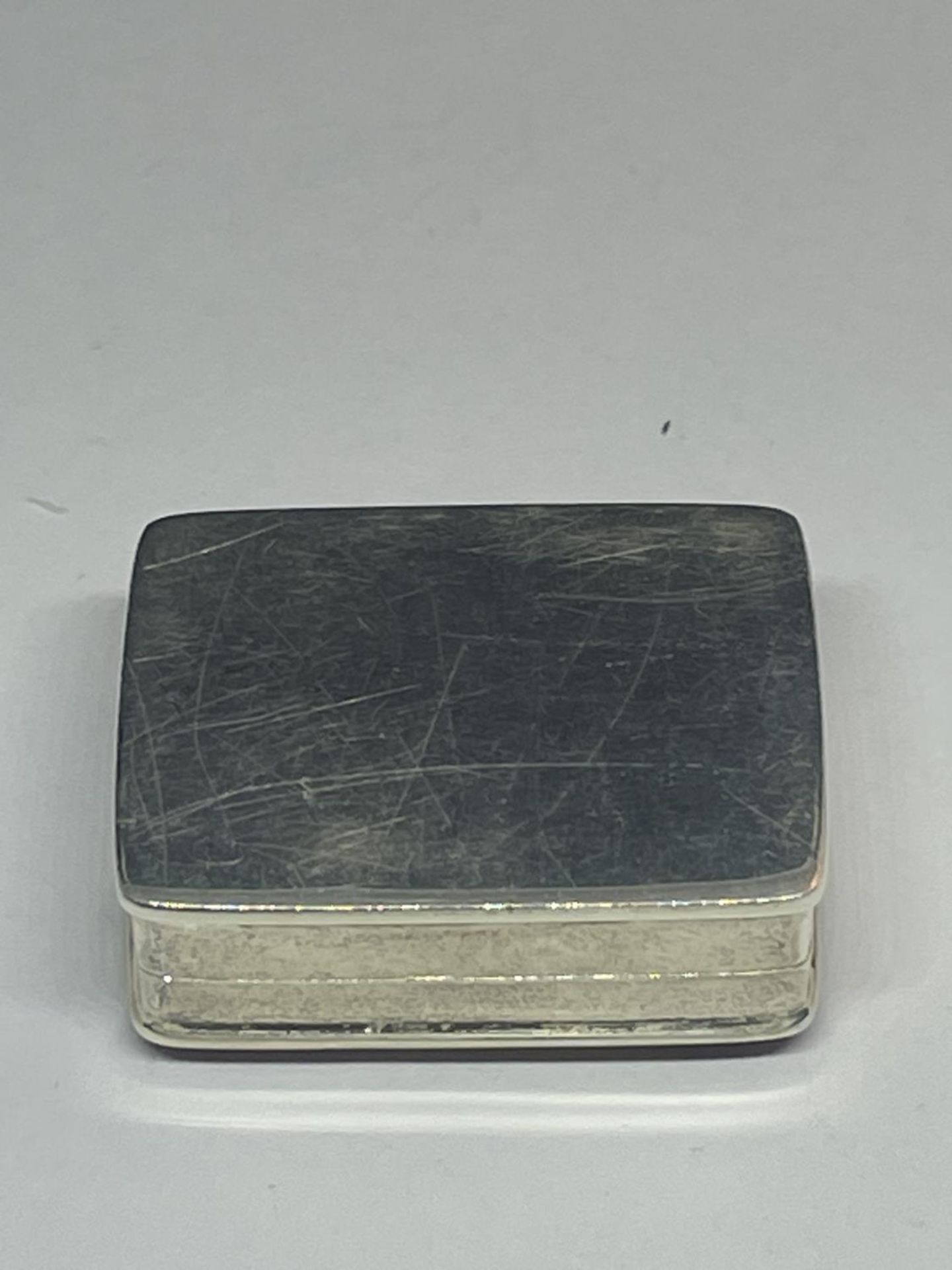 A SILVER PILL BOX WITH AN ENAMELLED HUNTING DESIGN LID - Bild 3 aus 3