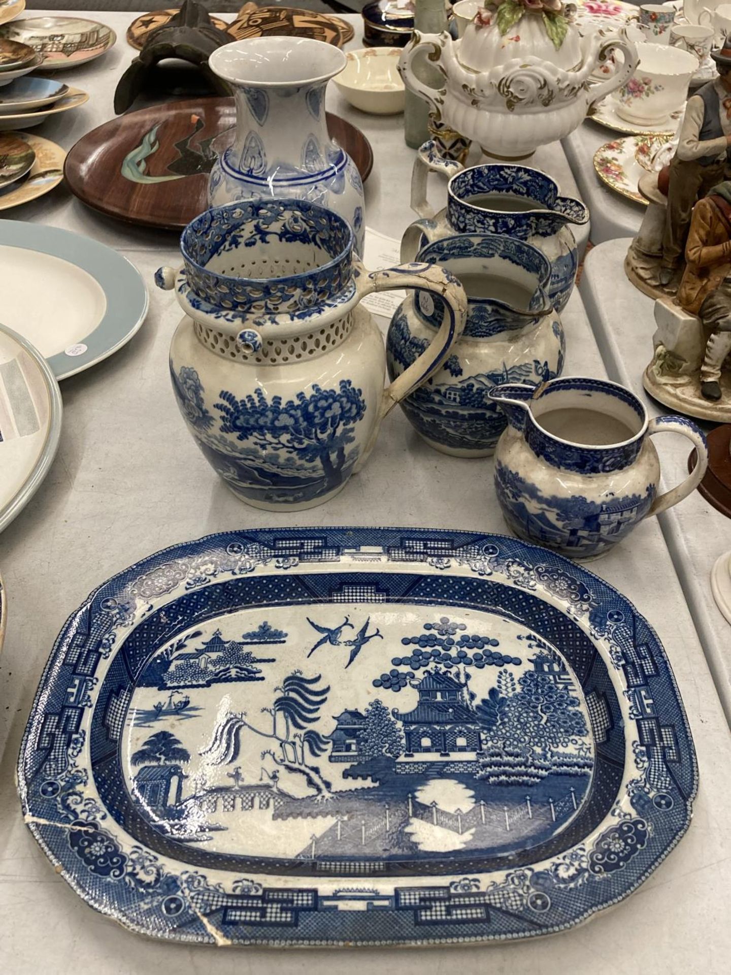 A COLLECTION OF VINTAGE BLUE AND WHITE CERAMICS TO INCLUDE A PUZZLE JUG, WILLOW PATTERN MEAT PLATE -