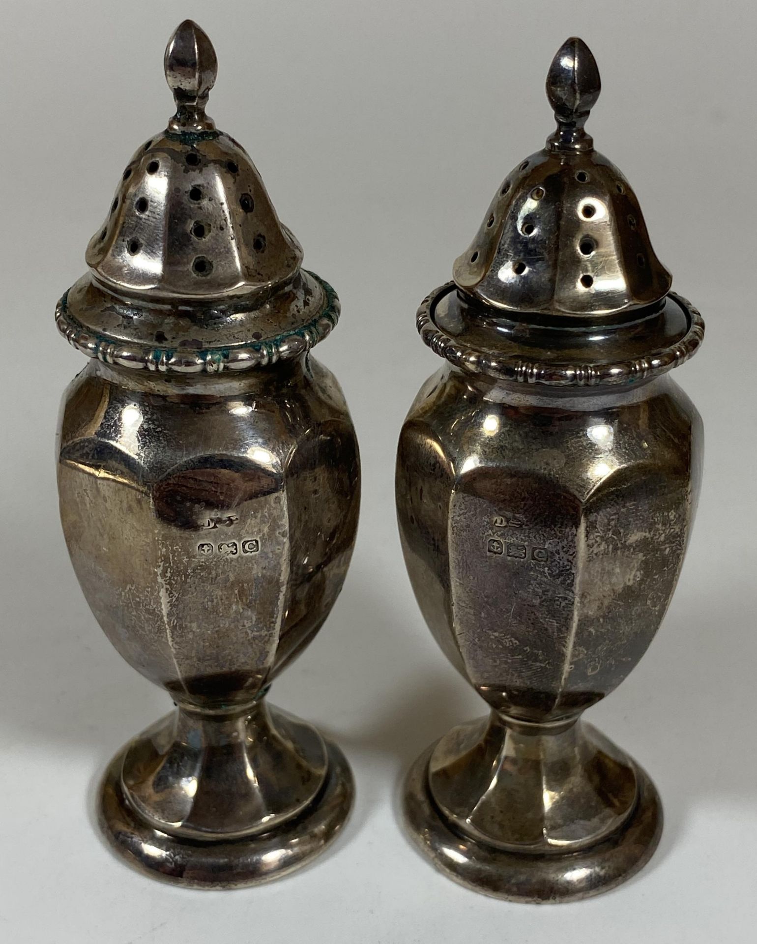 A PAIR OF BIRMINGHAM HALLMARKED SILVER SALT AND PEPPER SHAKERS, HEIGHT 10.5CM, TOTAL WEIGHT 84G