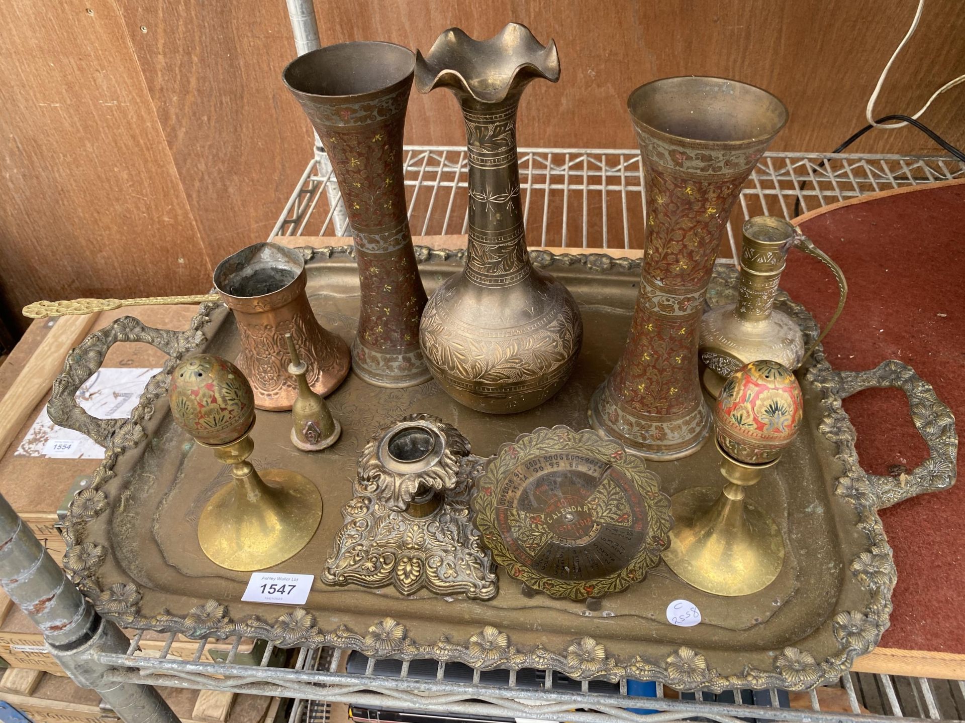 AN ASSORTMENT OF VINTAGE AND DECORATIVE BRASS WARE TO INCLUDE A TRAY, CANDLESTICKS AND CLOISONNE