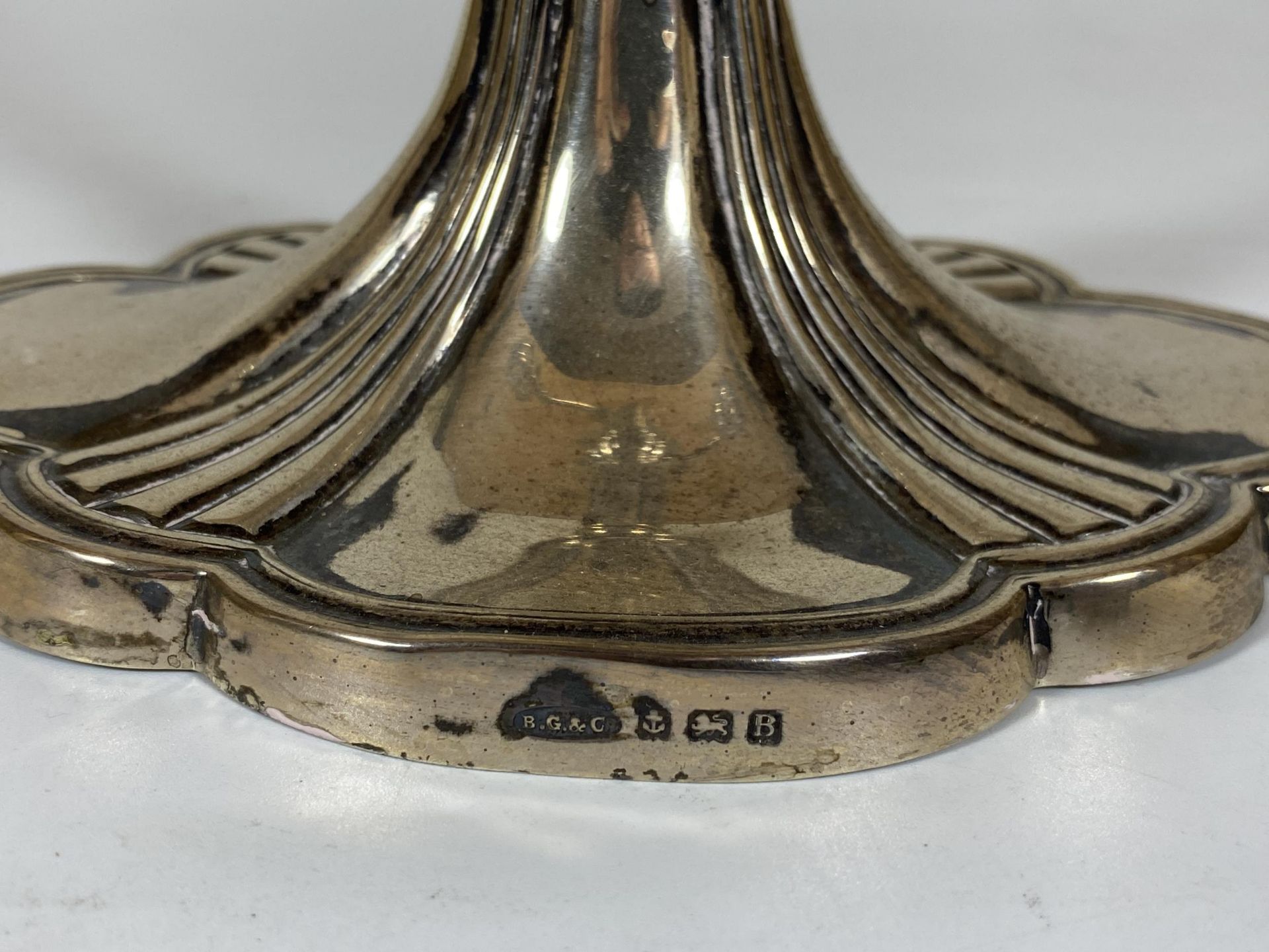 A LARGE GEORGE V SOLID SILVER THREE BRANCH CANDLEABRA, HALLMARKS FOR BIRMINGHAM, 1926, MAKER - Image 6 of 11