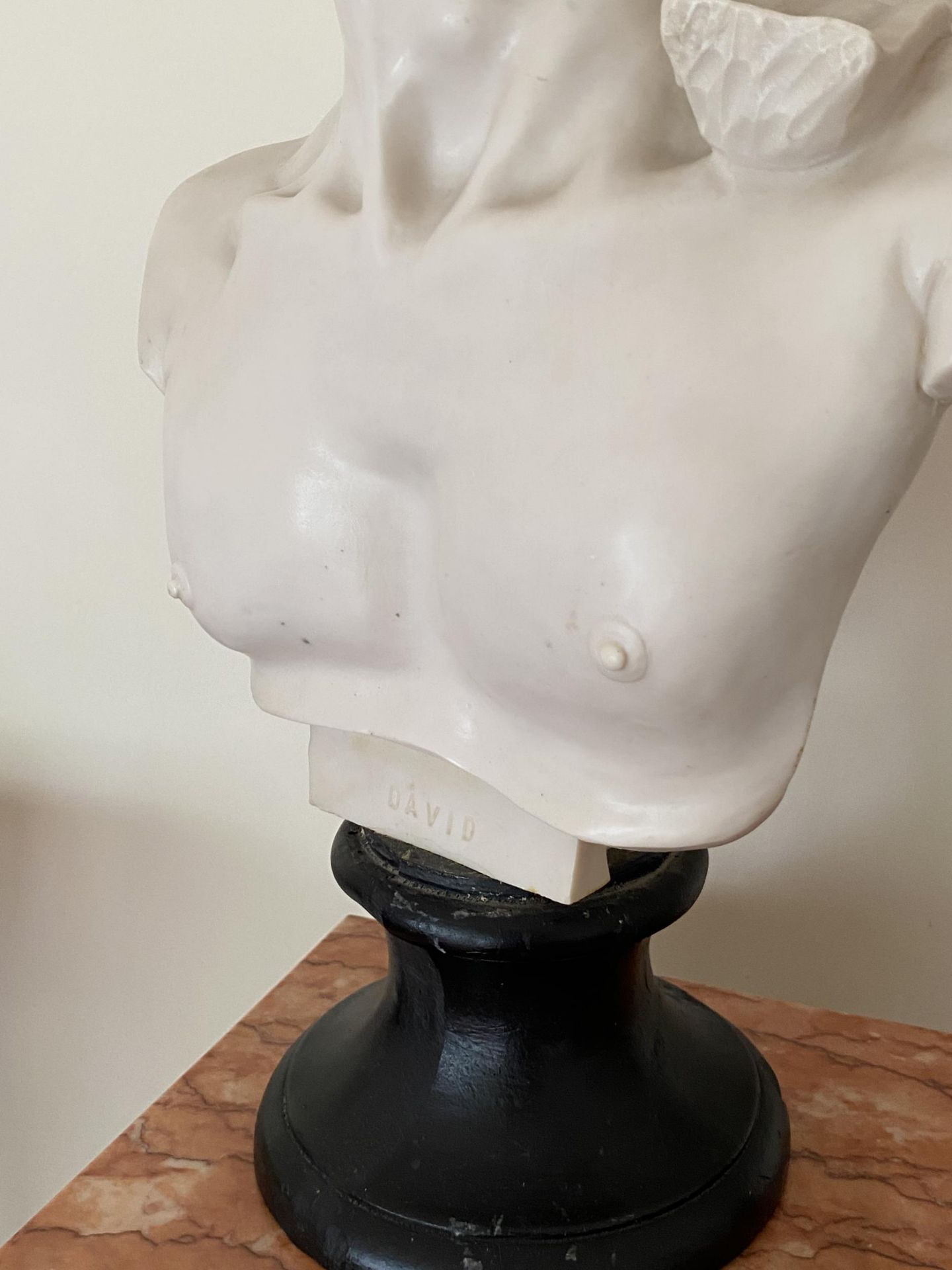 AN ITALIAN MARBLE EFFECT RESIN BUST OF DAVID, HEIGHT 52CM - Image 3 of 6