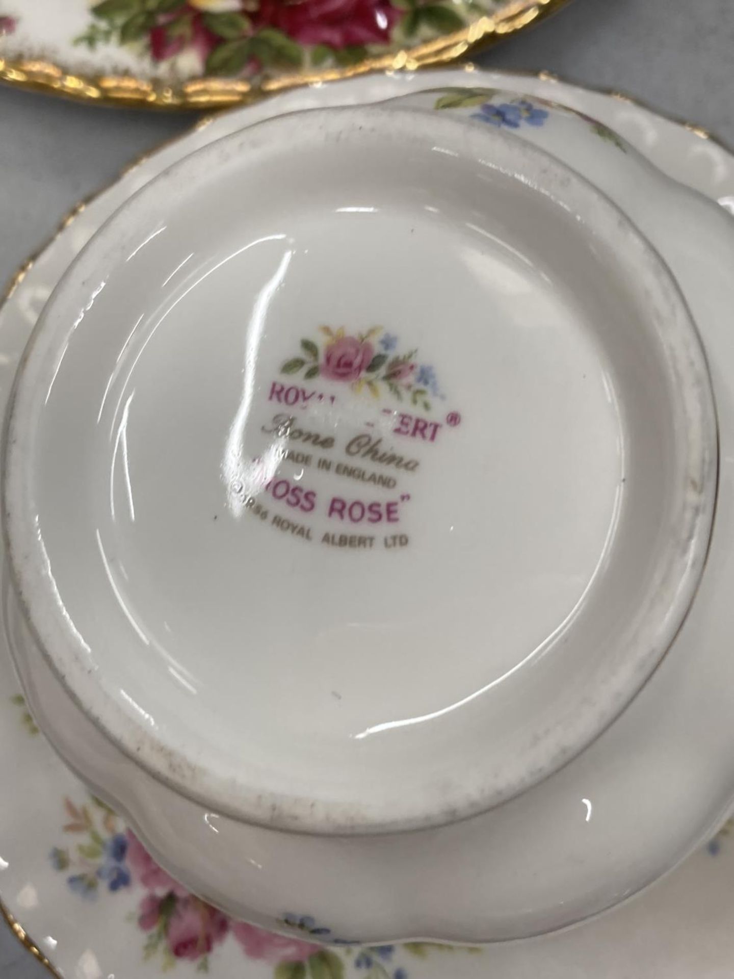 A QUANTITY OF VINTAGE CHINA CUPS AND SAUCERS TO INCLUDE AN ANTIQUE COPELAND SPODE SIDE PLATE NO - Image 6 of 6