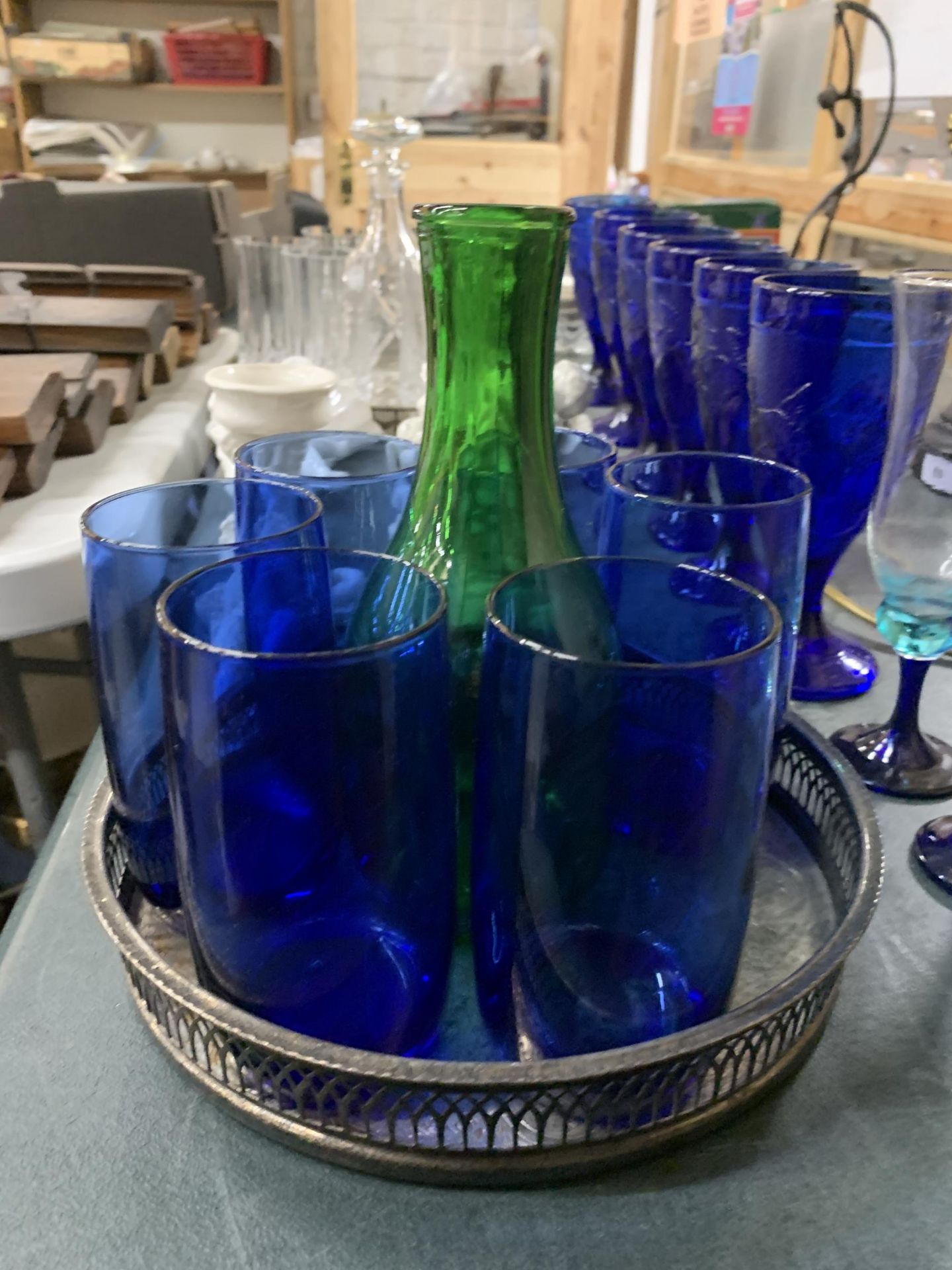 A MIXED LOT TO INCLUDE SILVER PLATED TRAYS, BLUE GLASS GOBLETS, TUMBLERS AND CHAMPAGNE FLUTES, A - Image 3 of 6