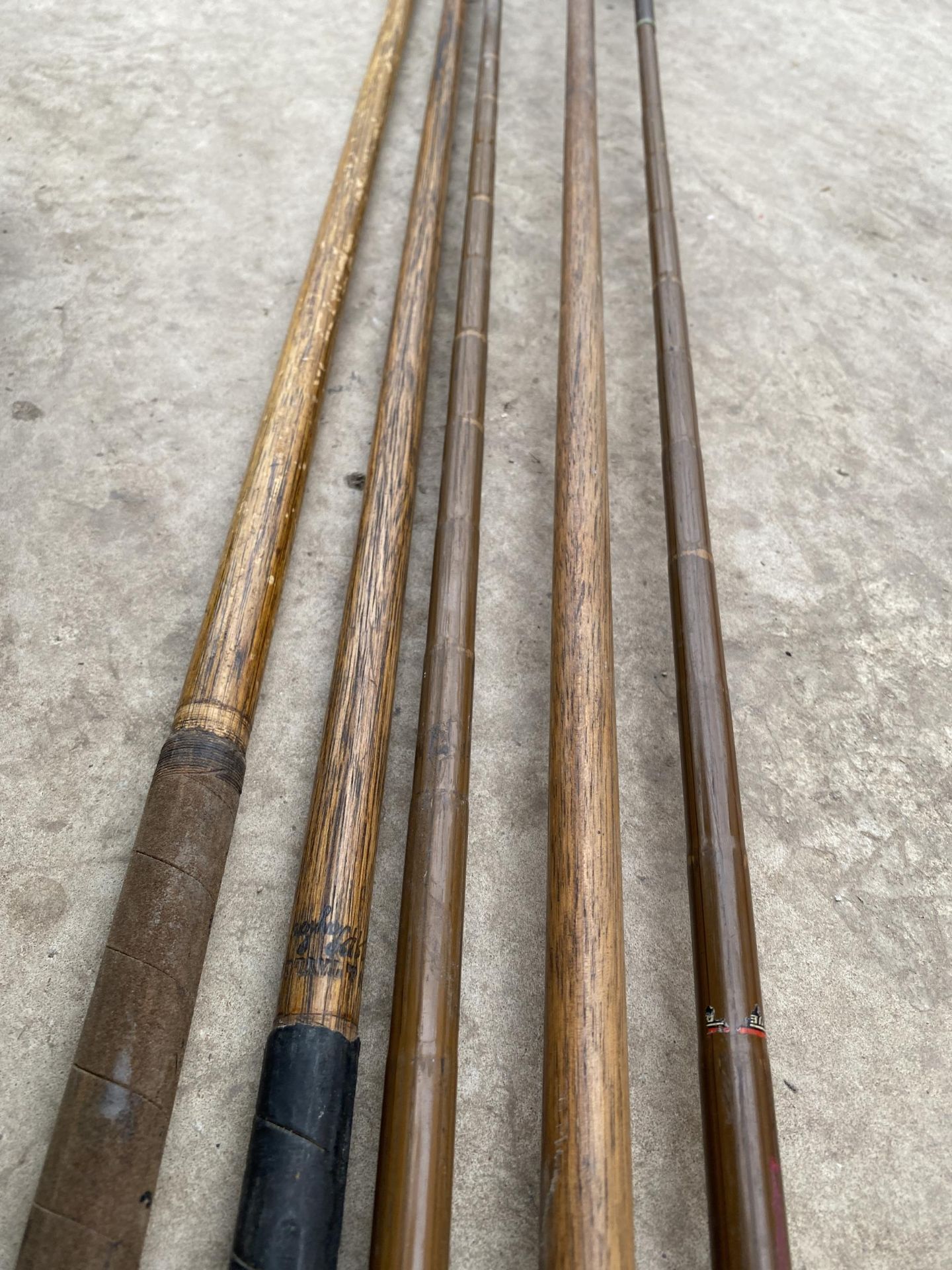 AN ASSORTMENT OF VINTAGE CANE AND METAL GOLF CLUBS TO INCLUDE GEORGE NICOLL, CANN AND TAYLOR AND C. - Image 8 of 15