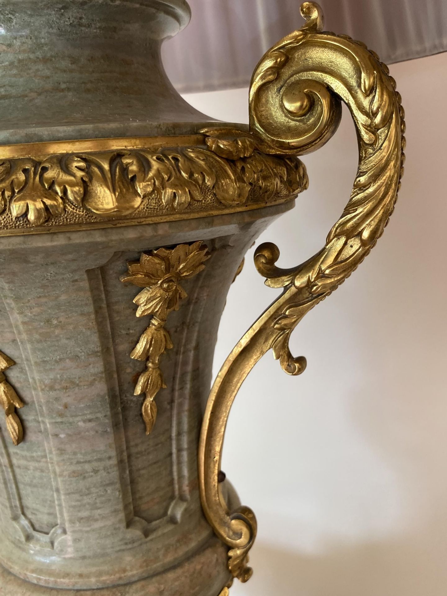 AN IMPRESSIVE PAIR OF ITALIAN MARBLE AND BRONZE ORMELU TWIN HANDLED TABLE LAMPS, HEIGHT 47CM - Image 5 of 12