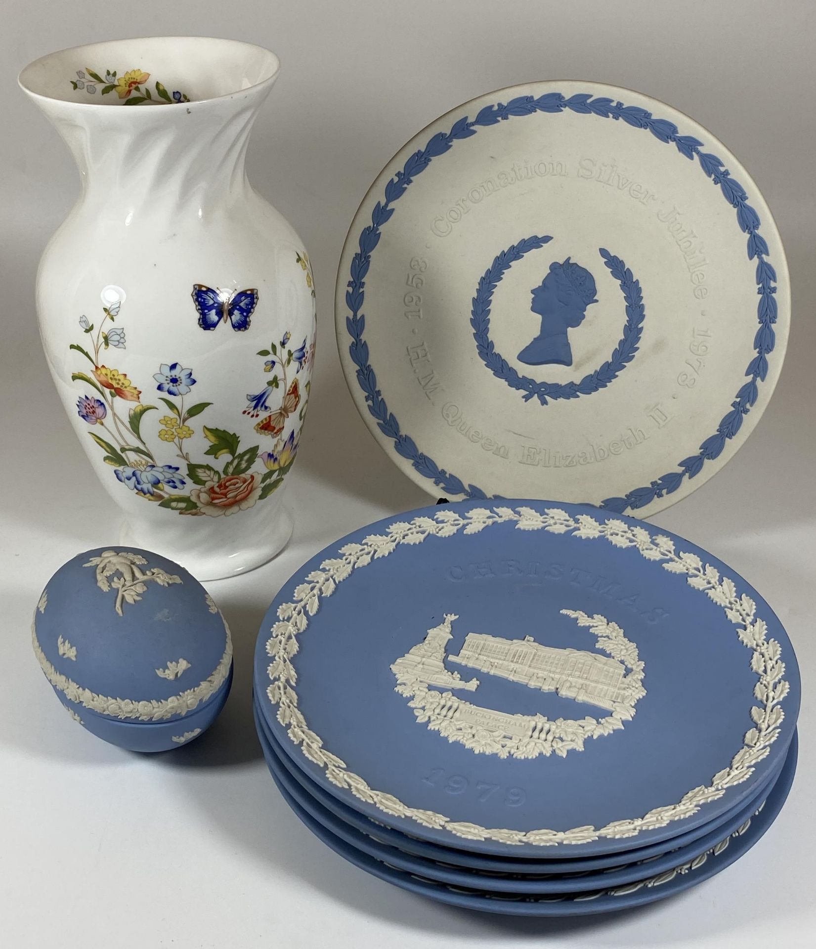 A GROUP OF WEDGWOOD JASPERWARE COMMEMORATIVE PLATES, SILVER JUIBLEE, CHRISTMAS PLATES, EGG BOX AND