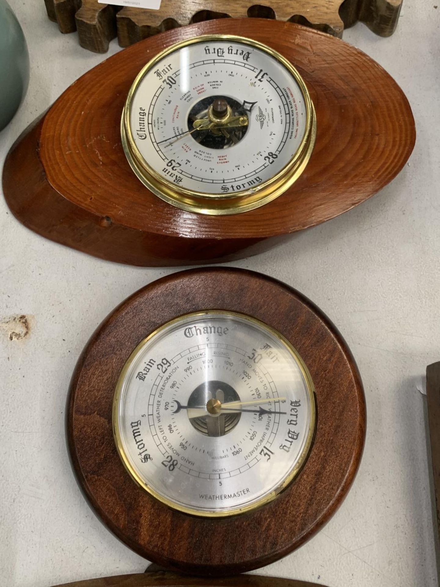 A BAROMETER DECORATED WITH BRITISH COINS TO INCLUDE NEW PENCE TOGETHER WITH A SMALL CIRCULAR - Bild 3 aus 4