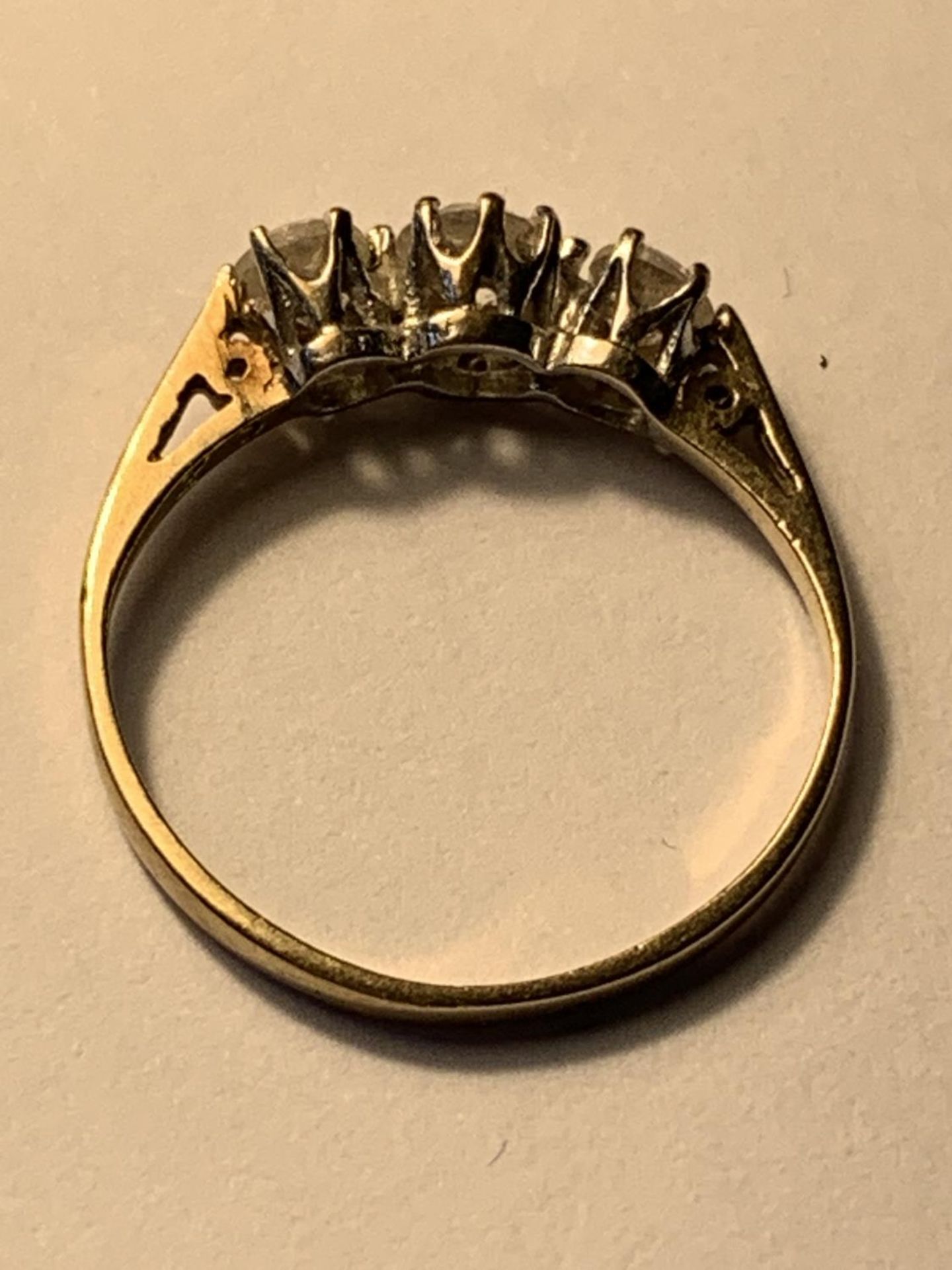 A 9 CART GOLD RING WITH THREE IN LINE CUBIC ZIRCONIAS SIZE K - Image 3 of 3