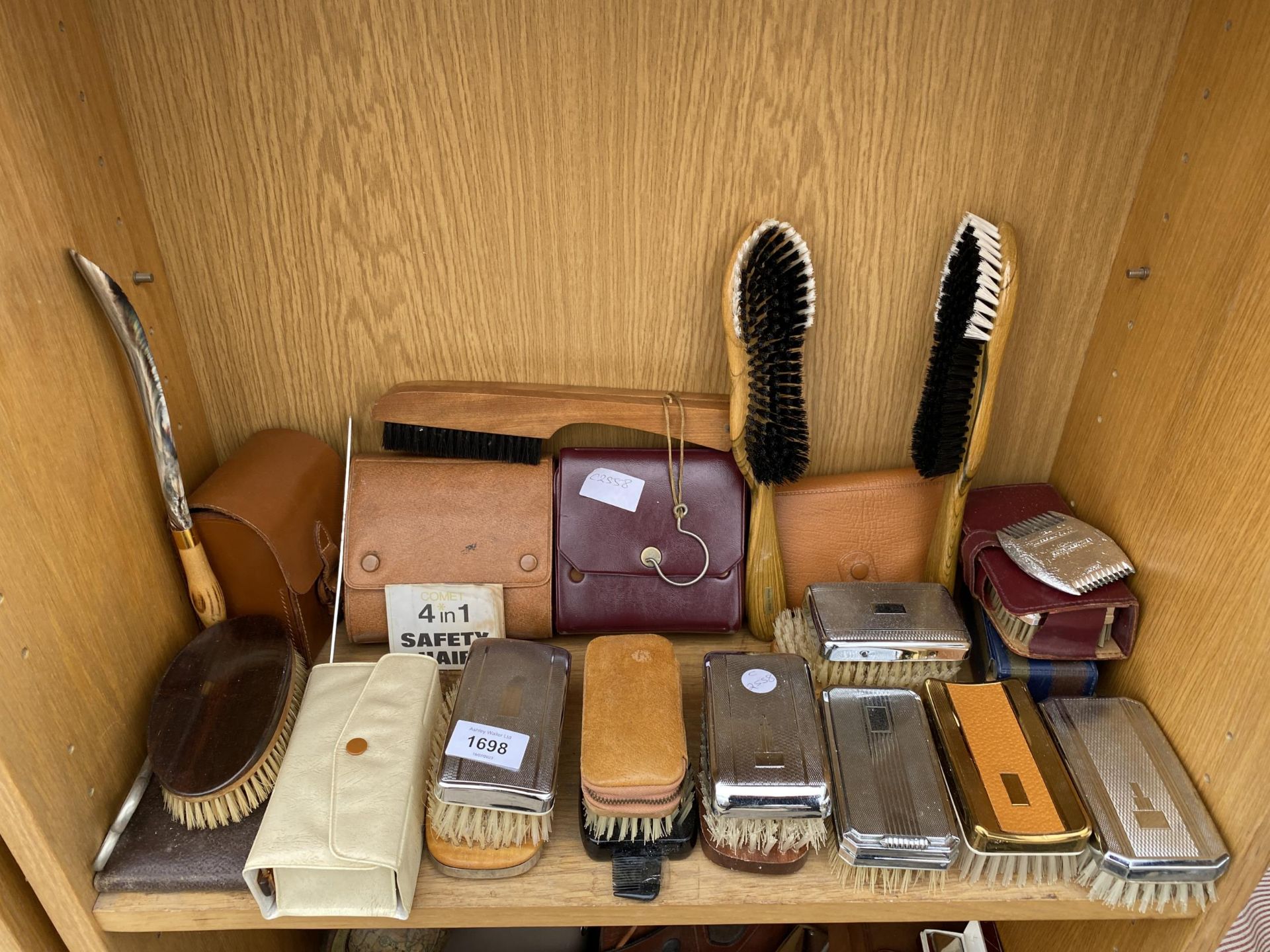 AN ASSORTMENT OF GENTS GROOMING ITEMS TO INCLUDE BRUSHES ETC