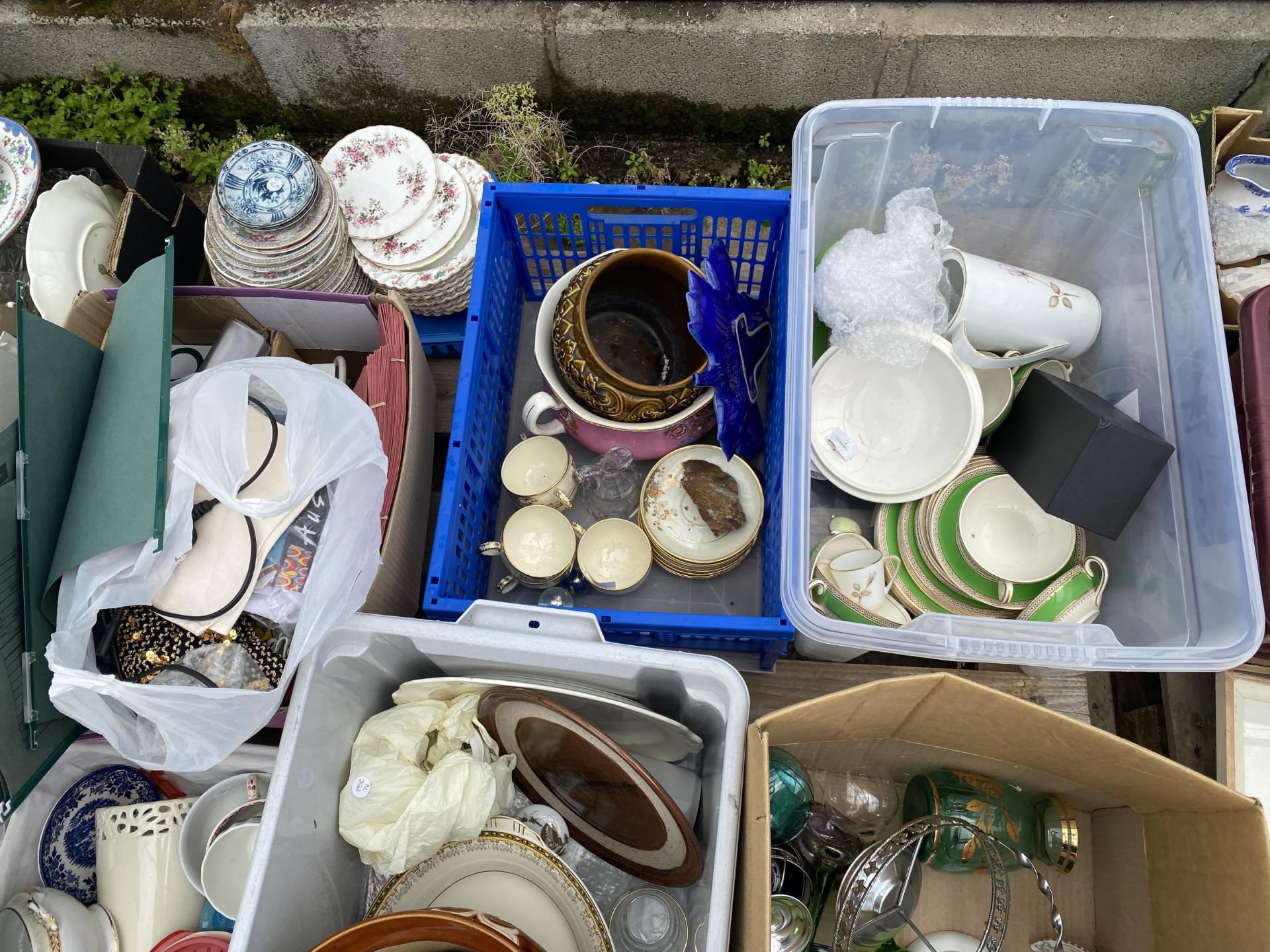 AN ASSORTMENT OF HOUSEHOLD CLEARANCE ITEMS TO INCLUDE CERAMICS AND GLASSWARE ETC - Image 2 of 3