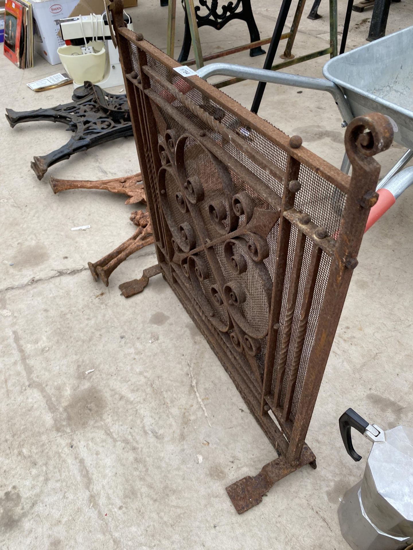 A DECORATIVE WROUGHT IRON FIRE SCREEN - Image 2 of 2