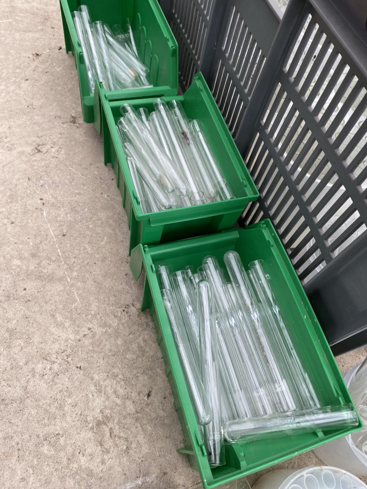 A LARGE ASSORTMENT OF LABORATORY PYREX TEST TUBES - Image 4 of 4