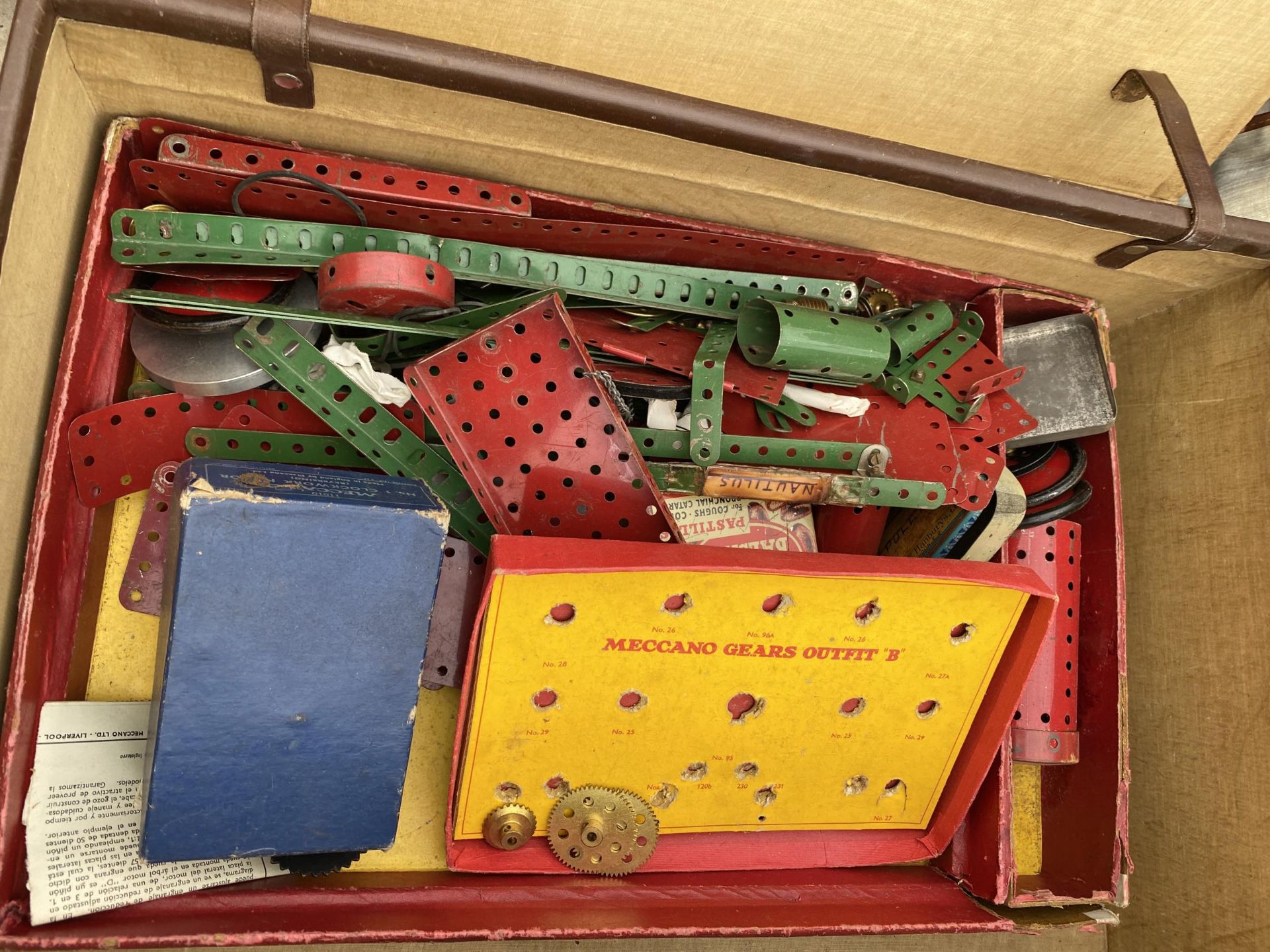 A VINTAGE TRAVEL CASE CONTAINING AN ASSORTMENT OF MERCANO - Image 2 of 5