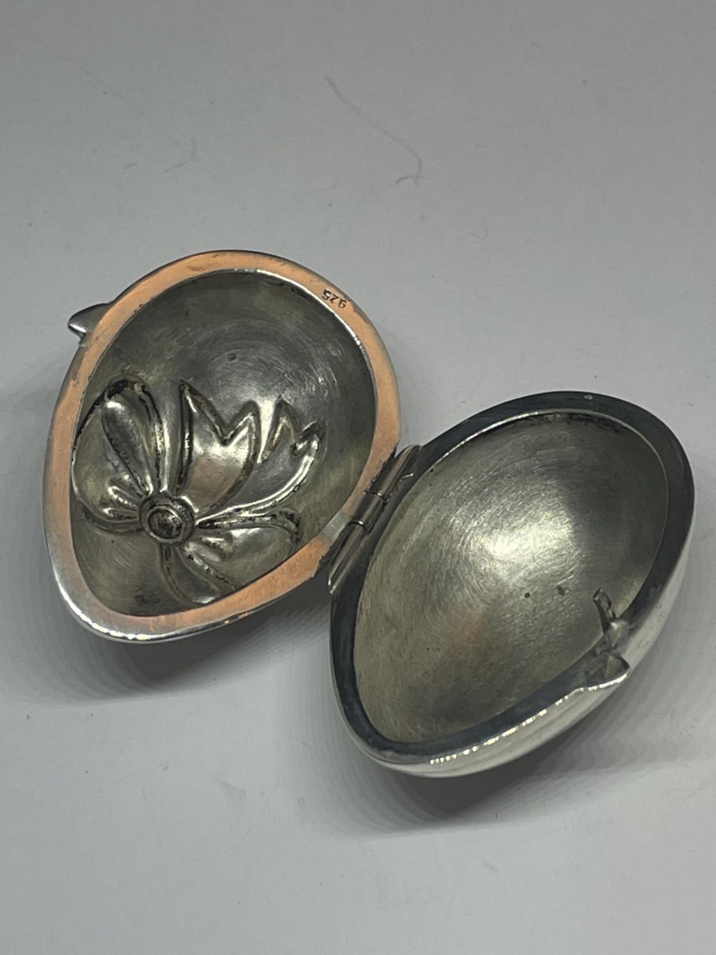 A SILVER EGG SHAPED PILL BOX WITH RIBBON DESIGN ON THE LID - Image 3 of 3