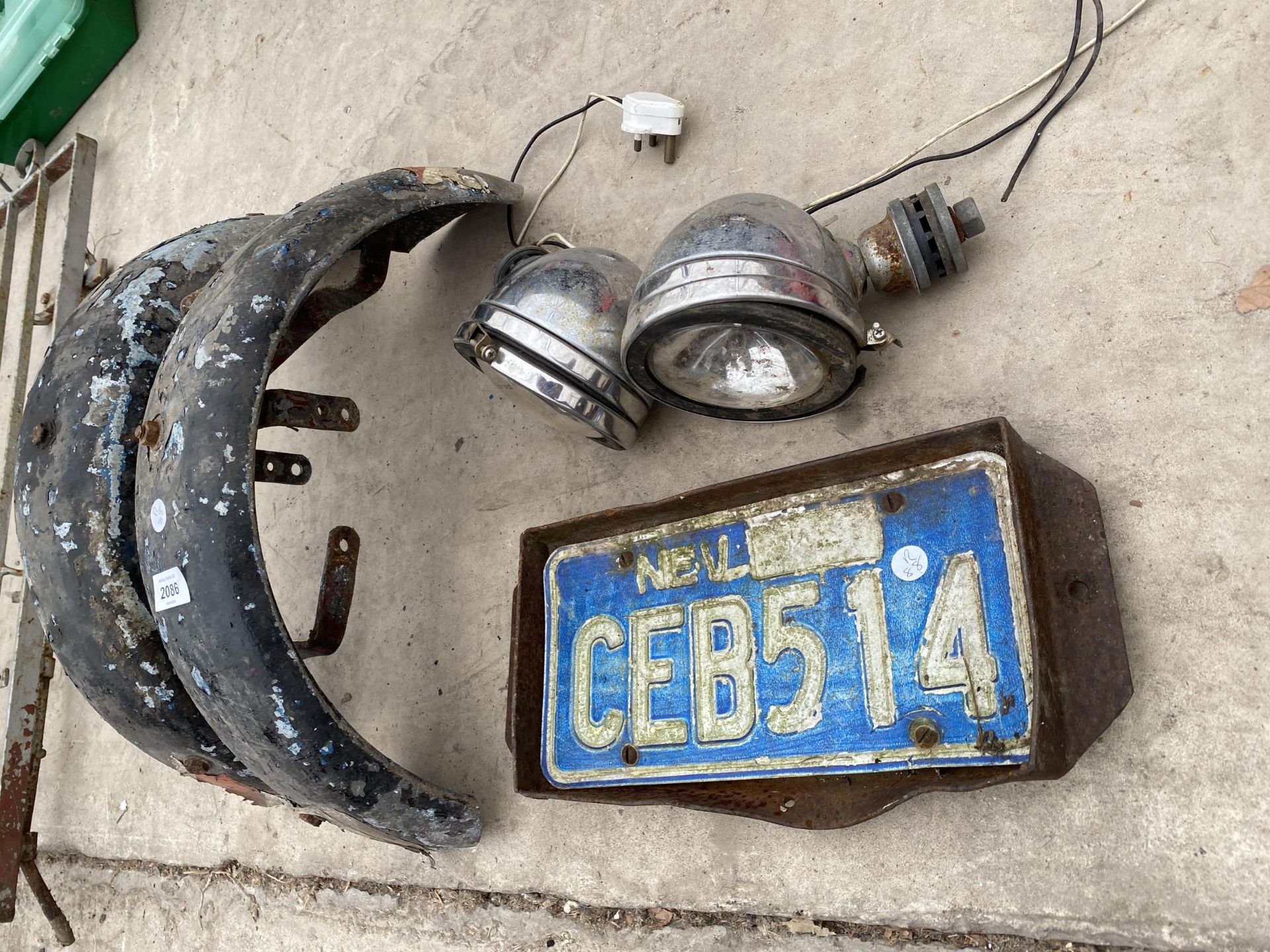 A COLLECTION OF VINTAGE MOTORCYCLE SPARES TO INCLUDE LIGHTS, MUDGUARDS, ETC - Image 2 of 2
