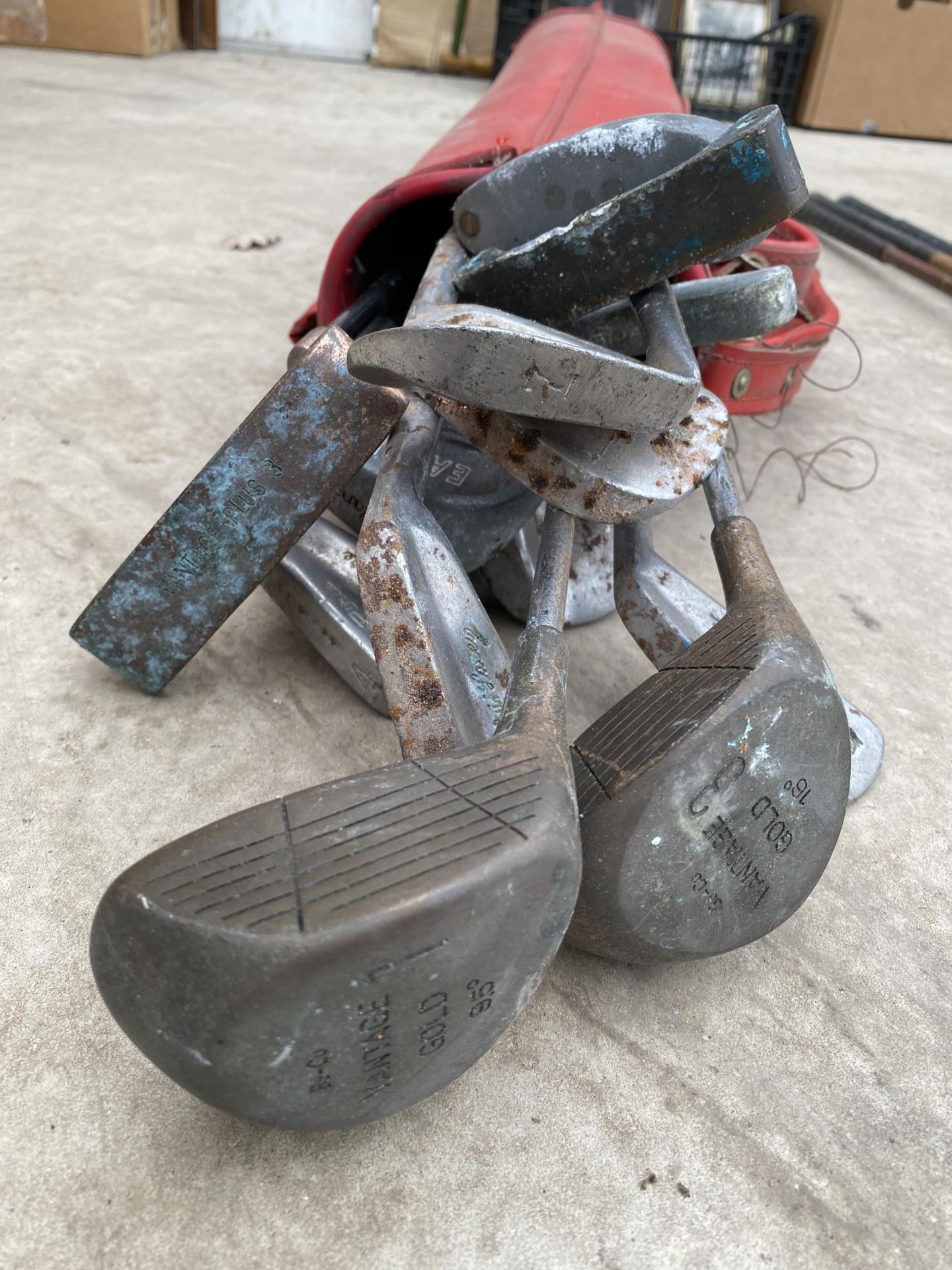 AN ASSORTMENT OF VINTAGE CANE AND METAL GOLF CLUBS TO INCLUDE GEORGE NICOLL, CANN AND TAYLOR AND C. - Image 9 of 15