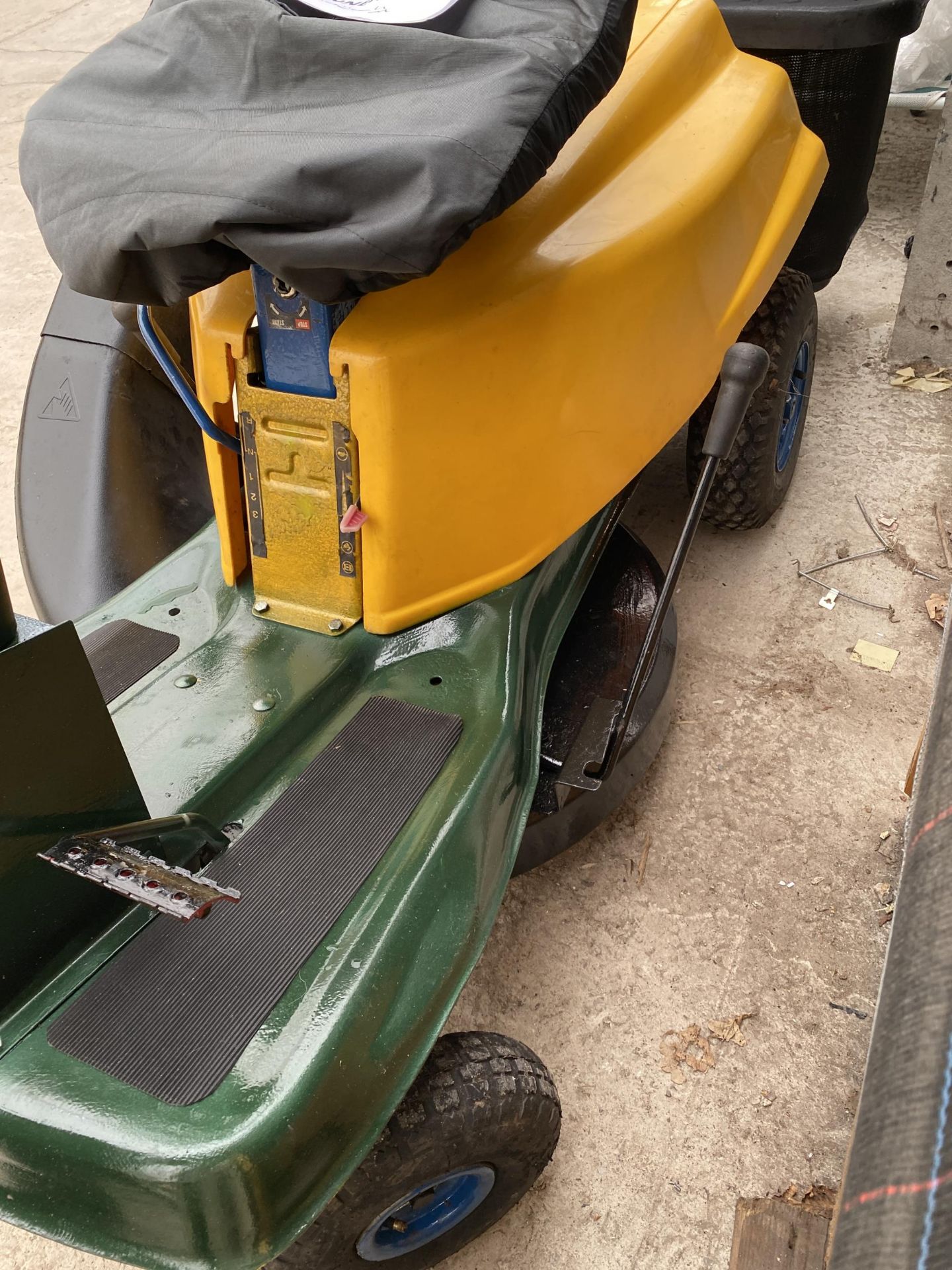 A MCCULLOCH RIDE ON LAWN MOWER WITH GRASS BOX AND KEY BELIEVED IN WORKING ORDER BUT NO WARRANTY - Image 6 of 6
