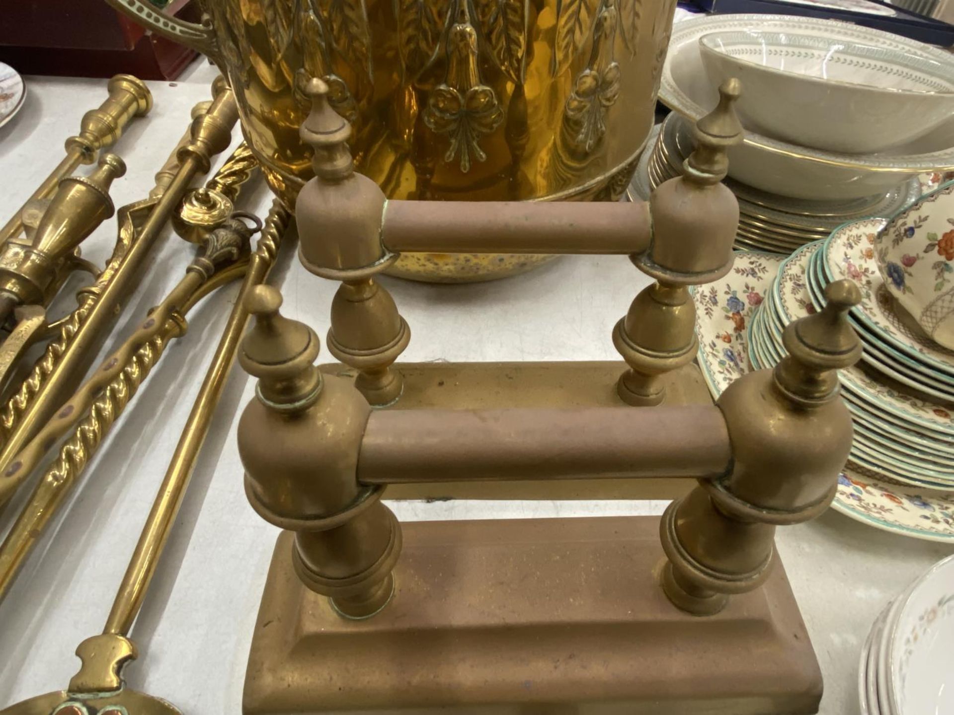 A QUANTITY OF BRASSWARE TO INCLUDE A PLANTER, COMPANION SETS, ETC - Image 4 of 5