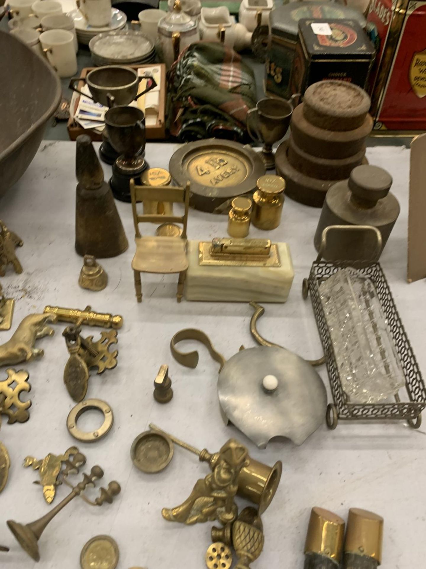 A LARGE QUANTITY OF VINTAGE BRASSWARE TO INCLUDE WEIGHTS, MINIATURE FIRE FENDERS, DOOR FURNITURE, - Image 2 of 5