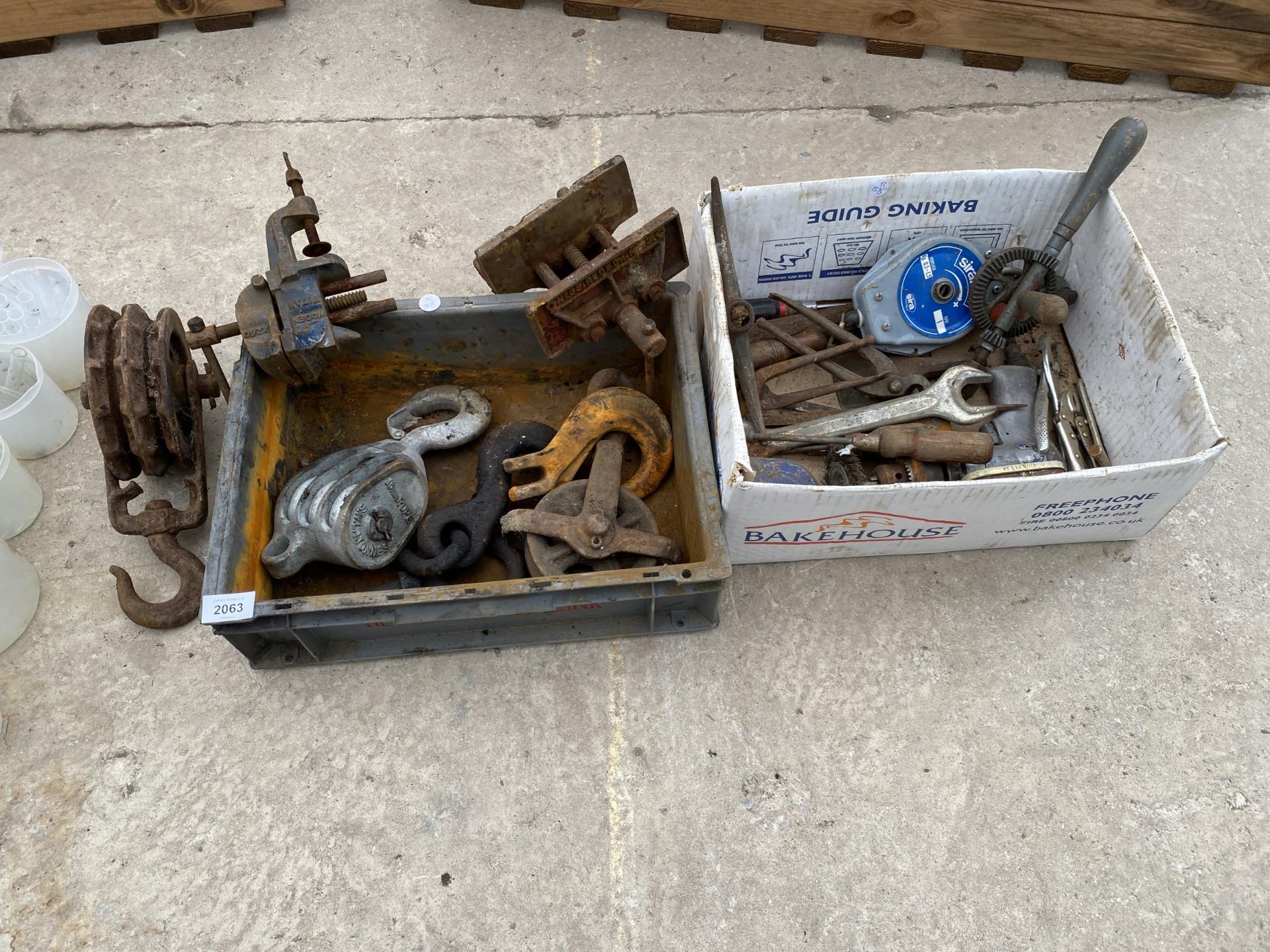 AN ASSORTMENT OF VINTAGE TOOLS TO INCLUDE PULLEYS, ETC