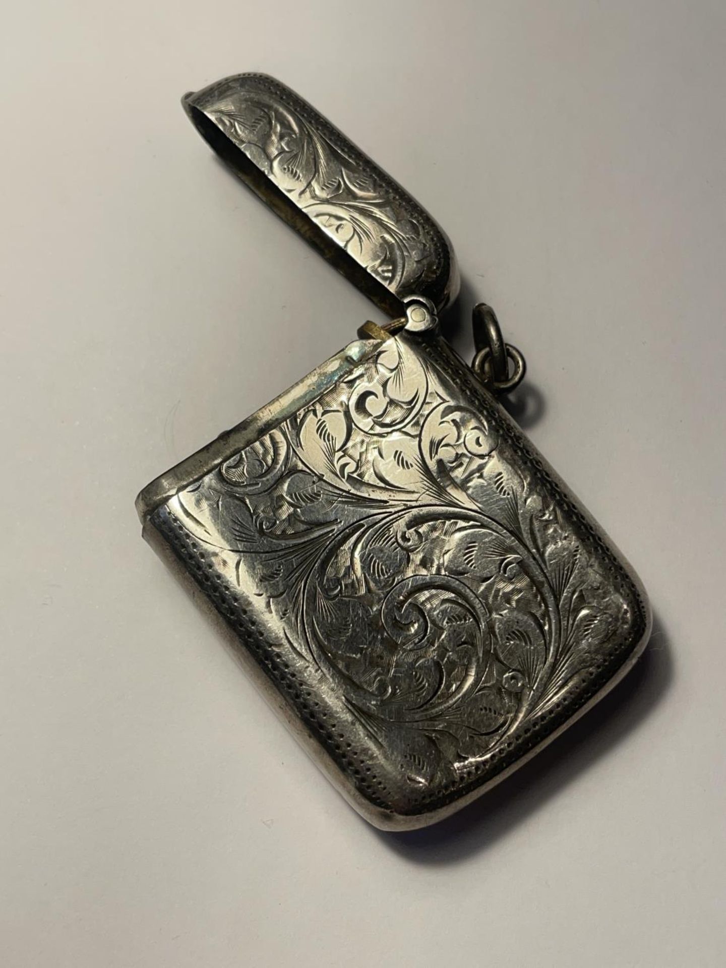 A HALLMARKED BIRMINGHAM SILVER VESTA CASE - Image 2 of 3