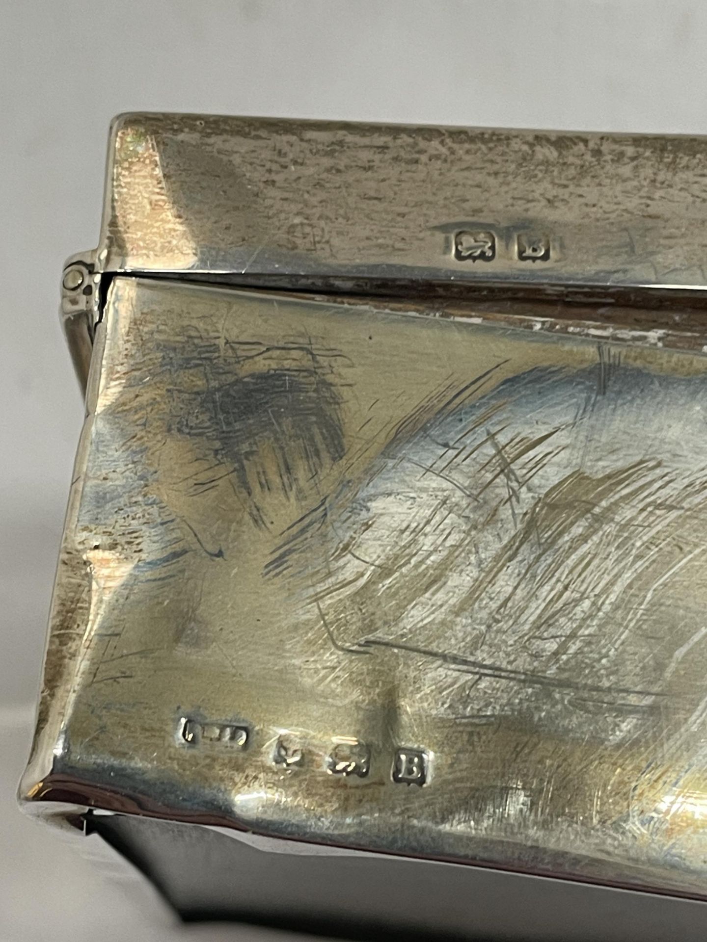 A HALLMARKED BIRMINGHAM SILVER BOX ENGRAVED 9TH APRIL 1929 GROSS WEIGHT 362 GRAMS - Image 4 of 4