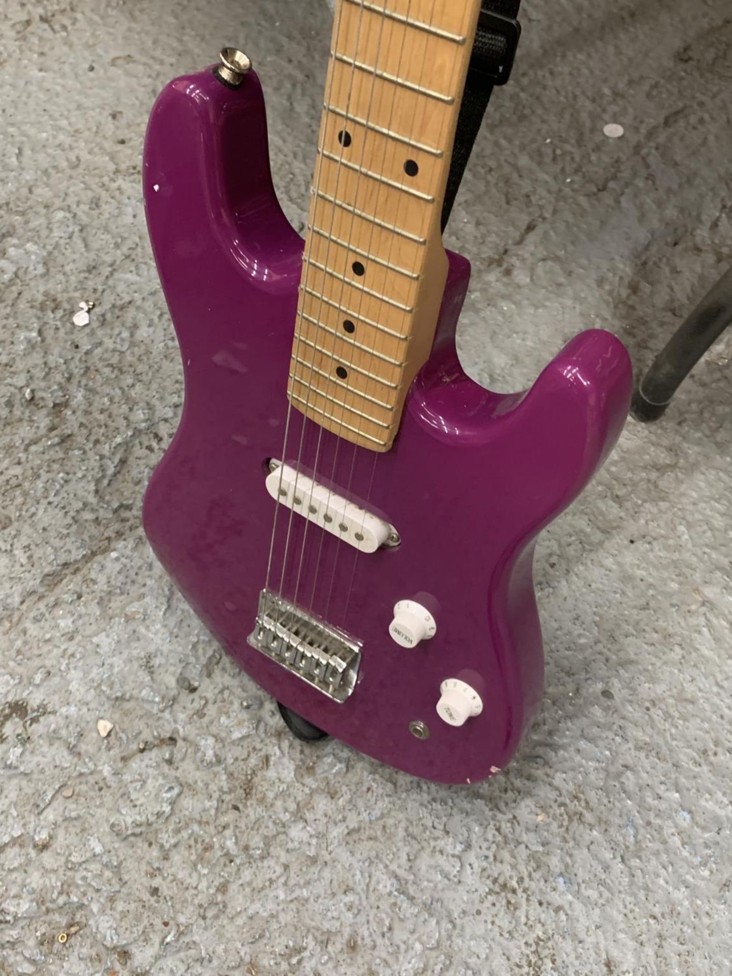 A ROCKBURN PURPLE ELECTRIC GUITAR - Image 3 of 3