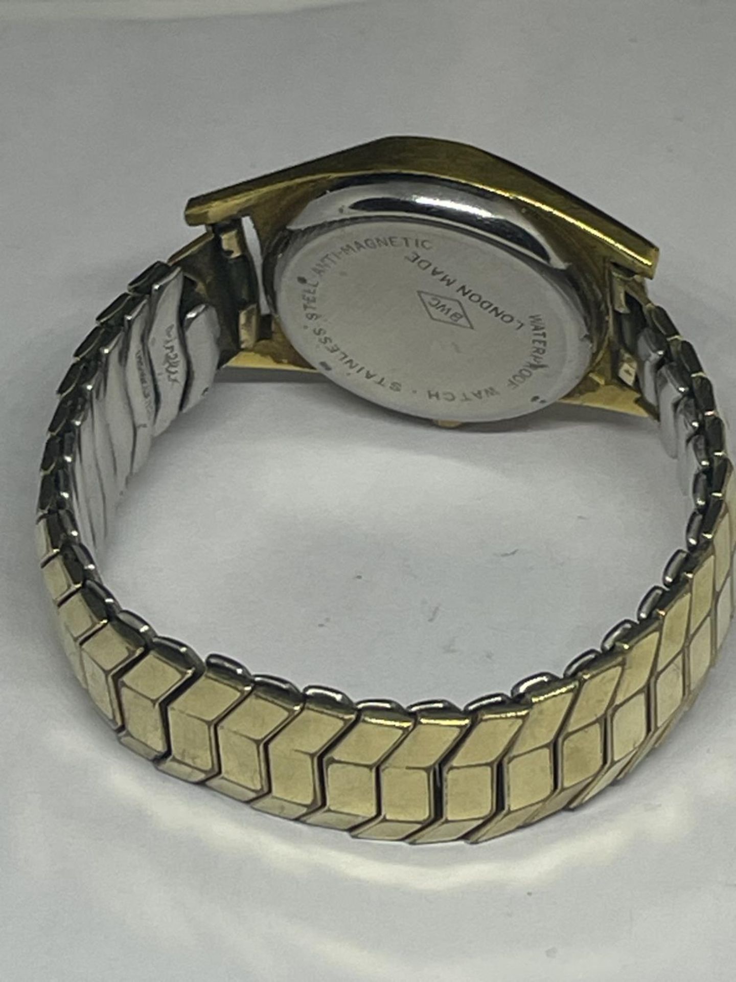 A VINTAGE ACCURIST WRIST WATCH SEEN WORKING BUT NO WARRANTY - Image 3 of 3