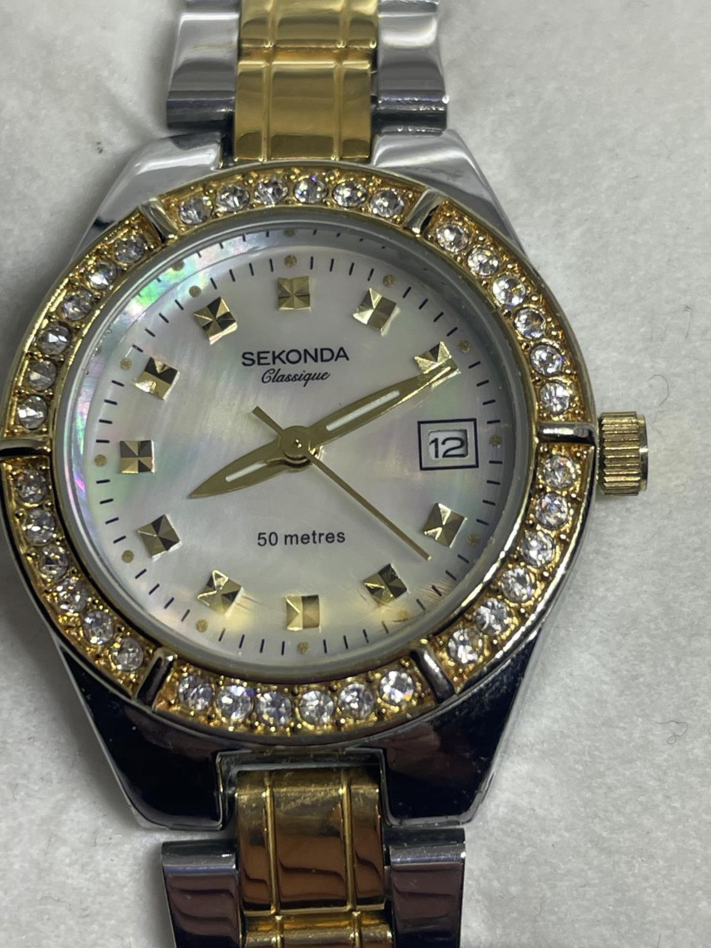 A SEKONDA CLASSIQUE WRIST WATCH WITH PEARLISED FACE SURROUNDED BY DIAMANTES AND TWO COLOUR METAL - Image 3 of 3