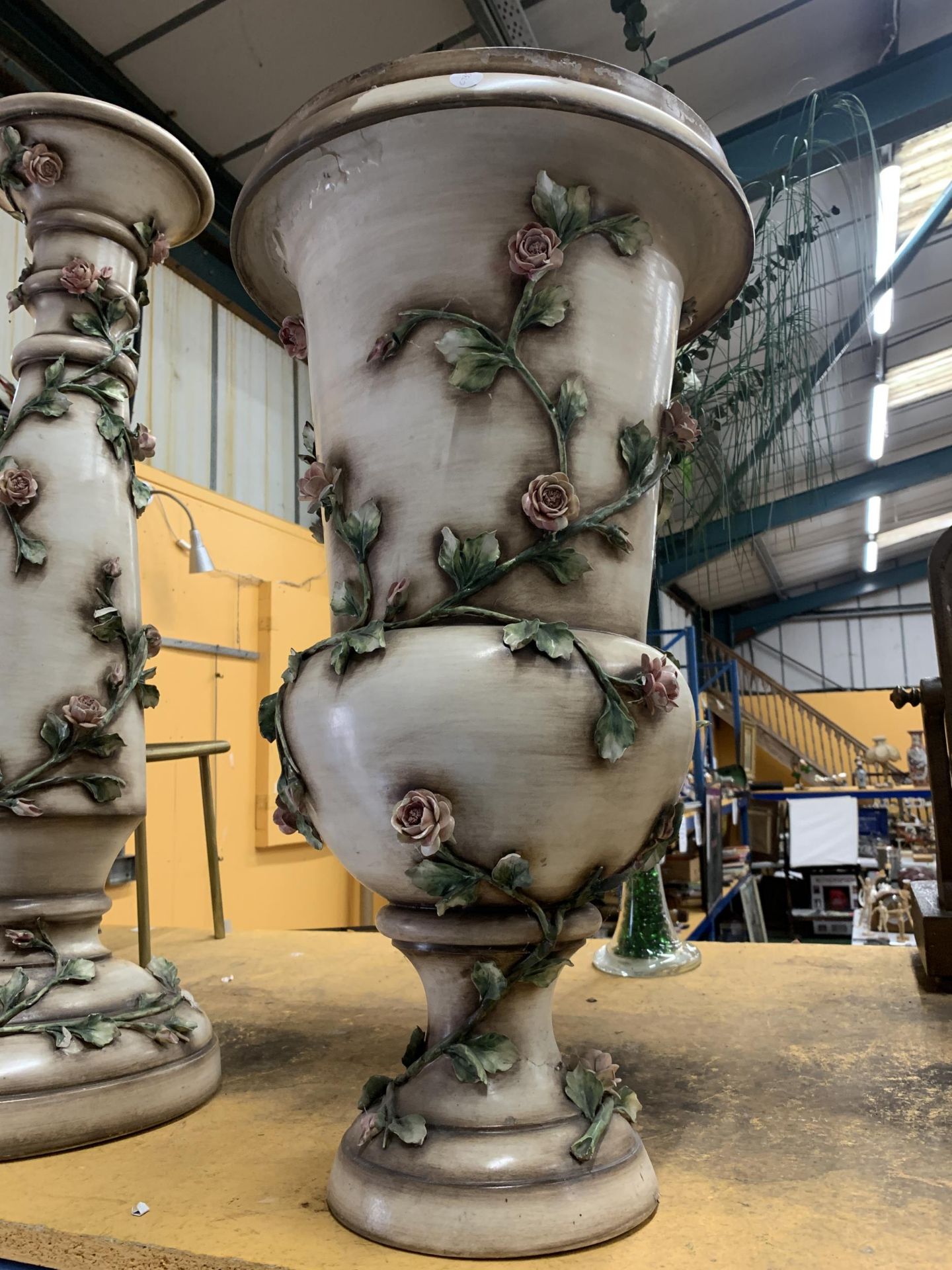 A LARGE CERAMIC URN SHAPED PLANTER WITH CLIMBING ROSE DECORATION HEIGHT 67CM