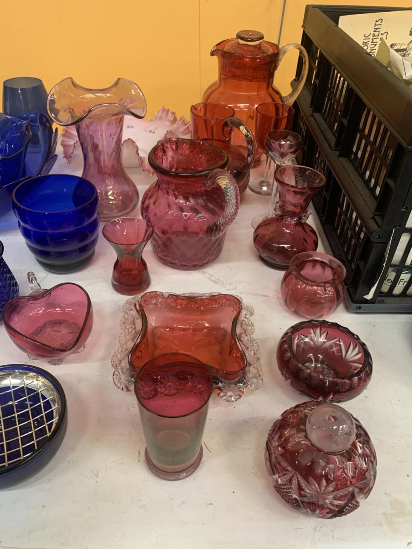 A LARGE QUANTITY OF VINTAGE CRANBERRY AND BLUE GLASS TO INCLUDE BOWLS, VASES, JUGS, ETC - Image 2 of 4