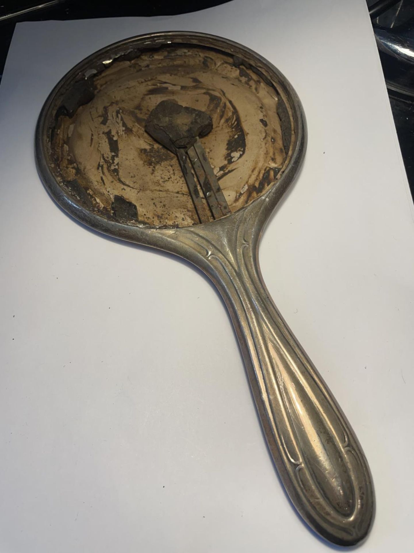 A HALLMARKED BIRMINGHAM SILVER HAND HELD MIRROR BACK (NO MIRROR) GROSS WEIGHT 142.6 GRAMS - Image 2 of 3