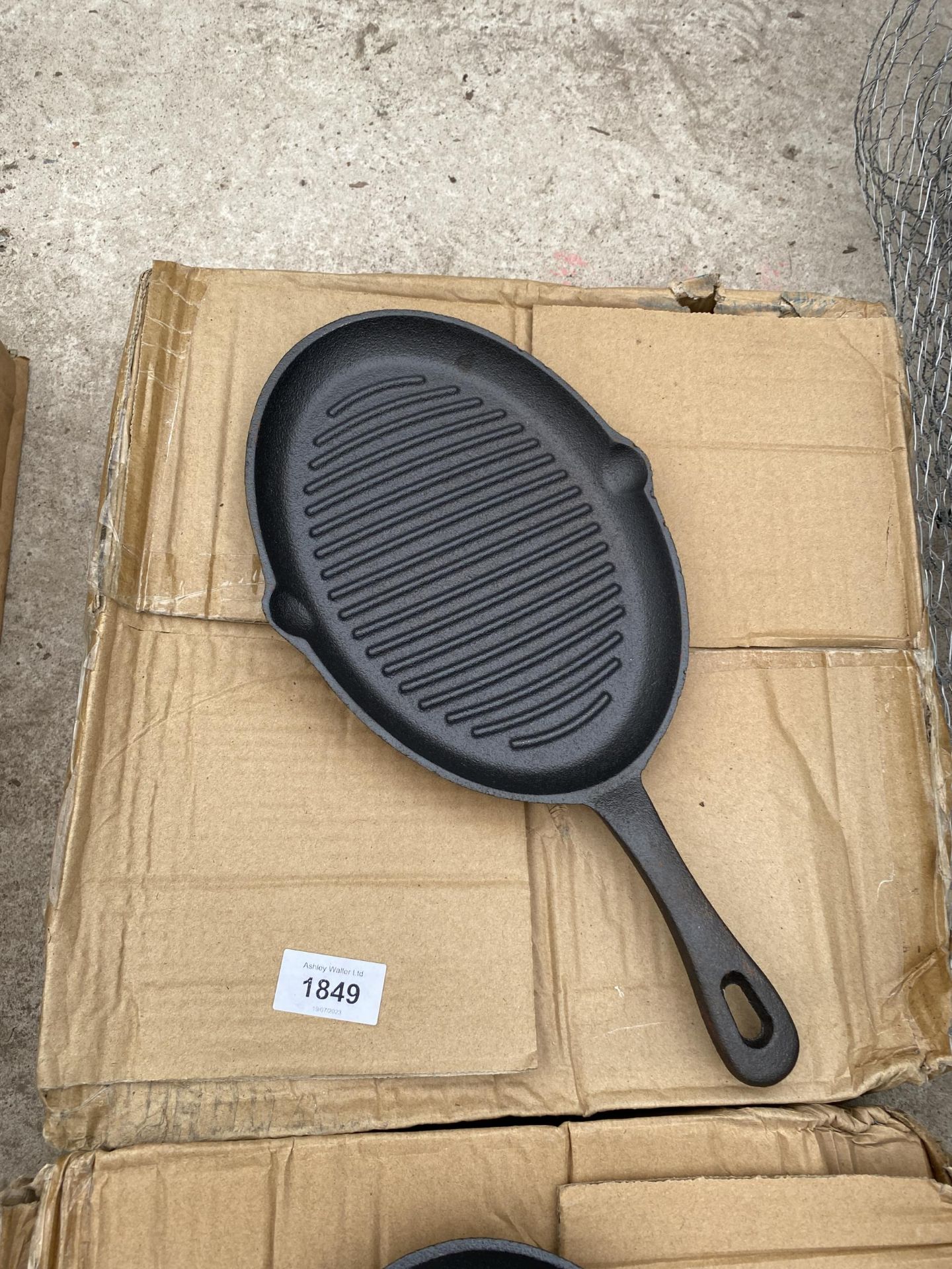 APPROXIMATELY 10 CAST IRON SKILLET PANS