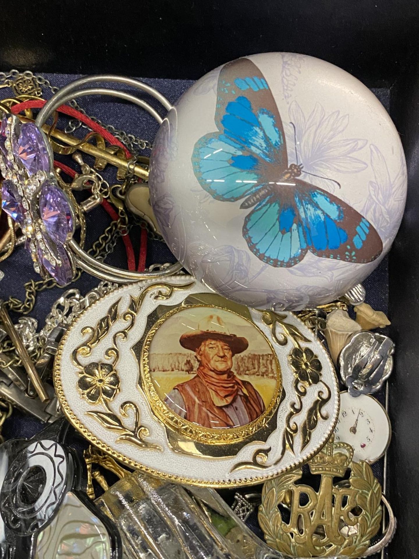 A QUANTITY OF COSTUME JEWELLERY TO INCLUDE NECKLACES, BROOCHES, EARRINGS PILL BOXES, ETC IN A - Image 2 of 3